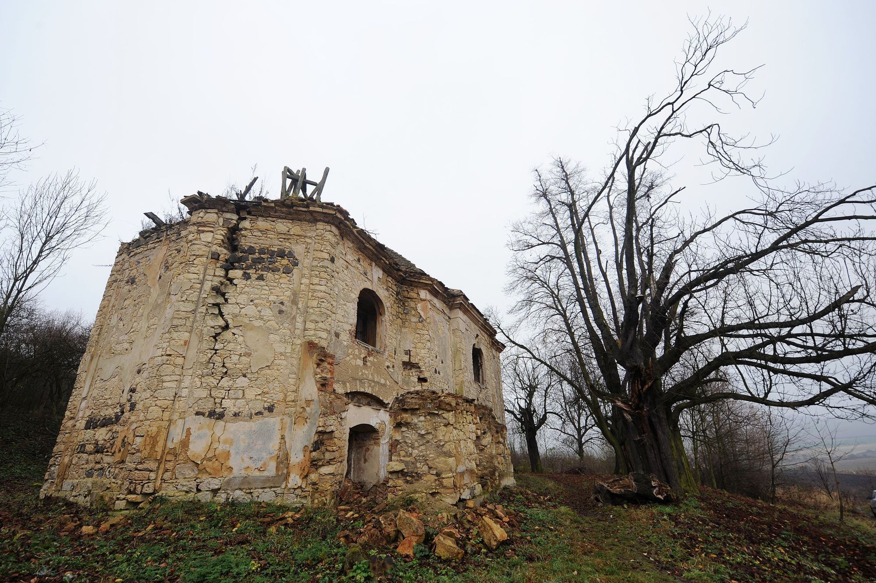 Chátrající kostel u Libčevsi hlídá bezdomovec - 3 - GALERIE: Chátrající kostel u Libčevsi hlídá bezdomovec (2/22)