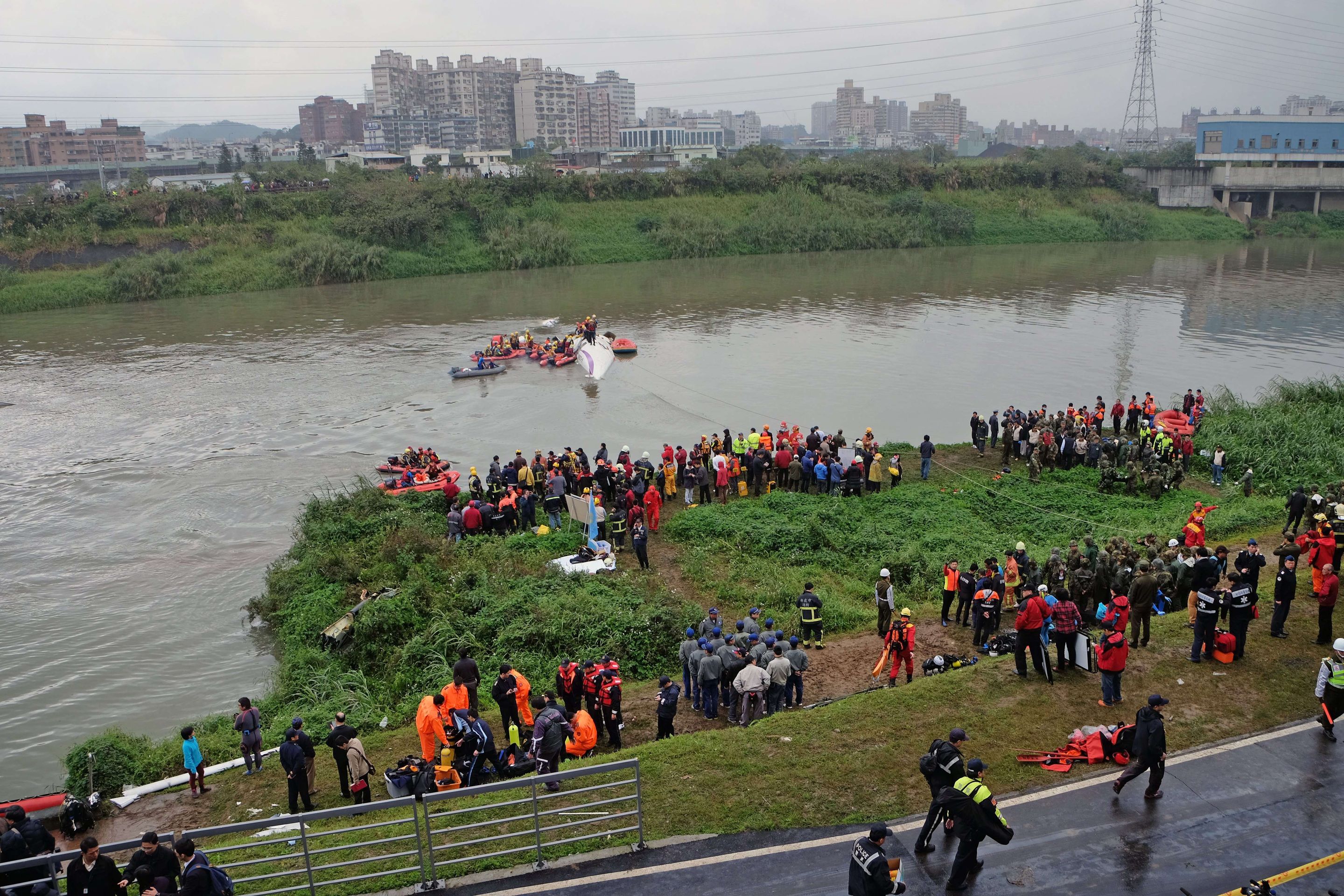 Záchrana pasažérů zříceného letadla na Taiwanu - 3 - FOTOGALERIE: Pád letadla společnosti TransAsia na Taiwanu (5/7)