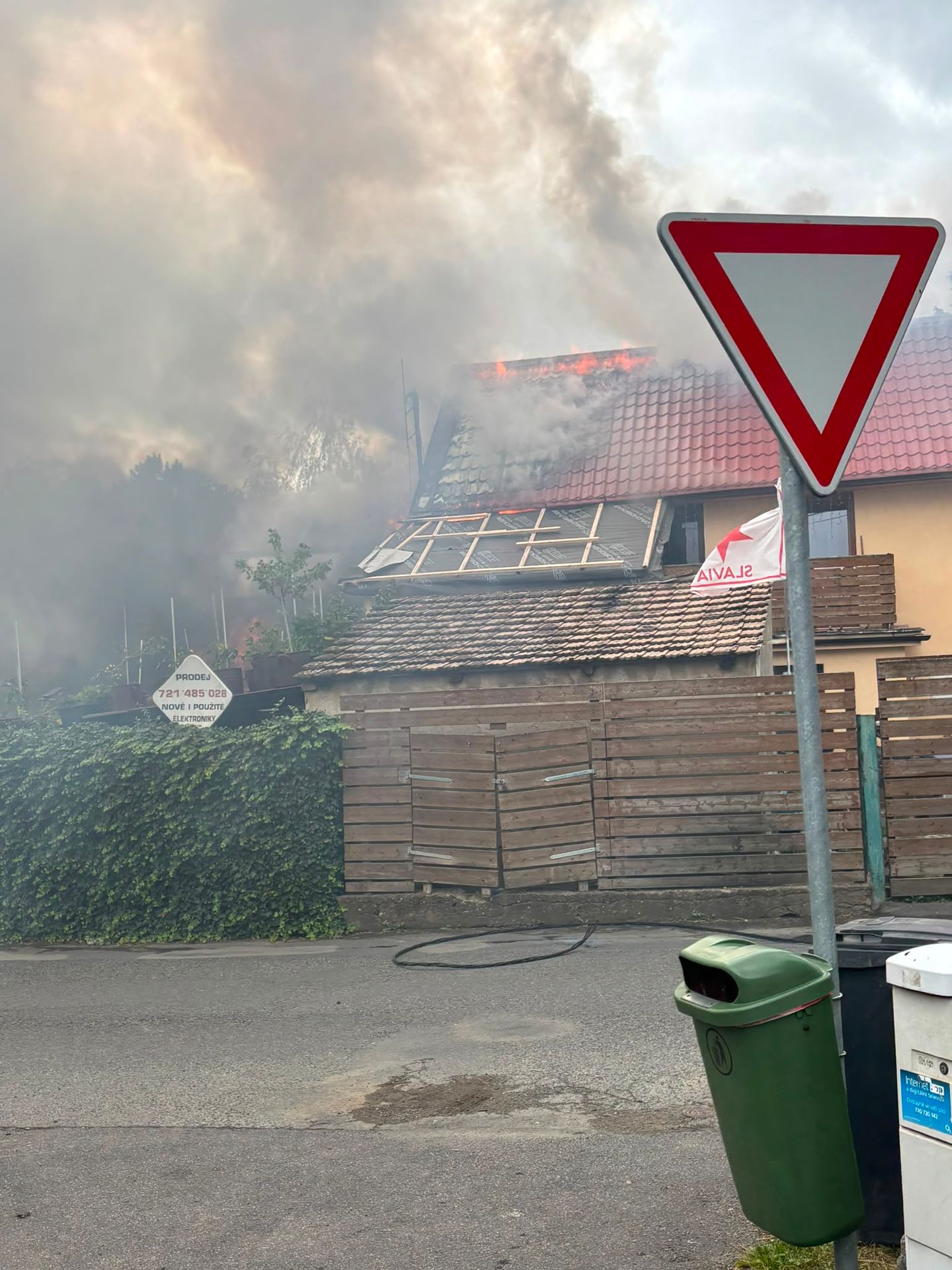 Požár domu na Mělnicku - Rodině ze Střem shořel dům (3/19)