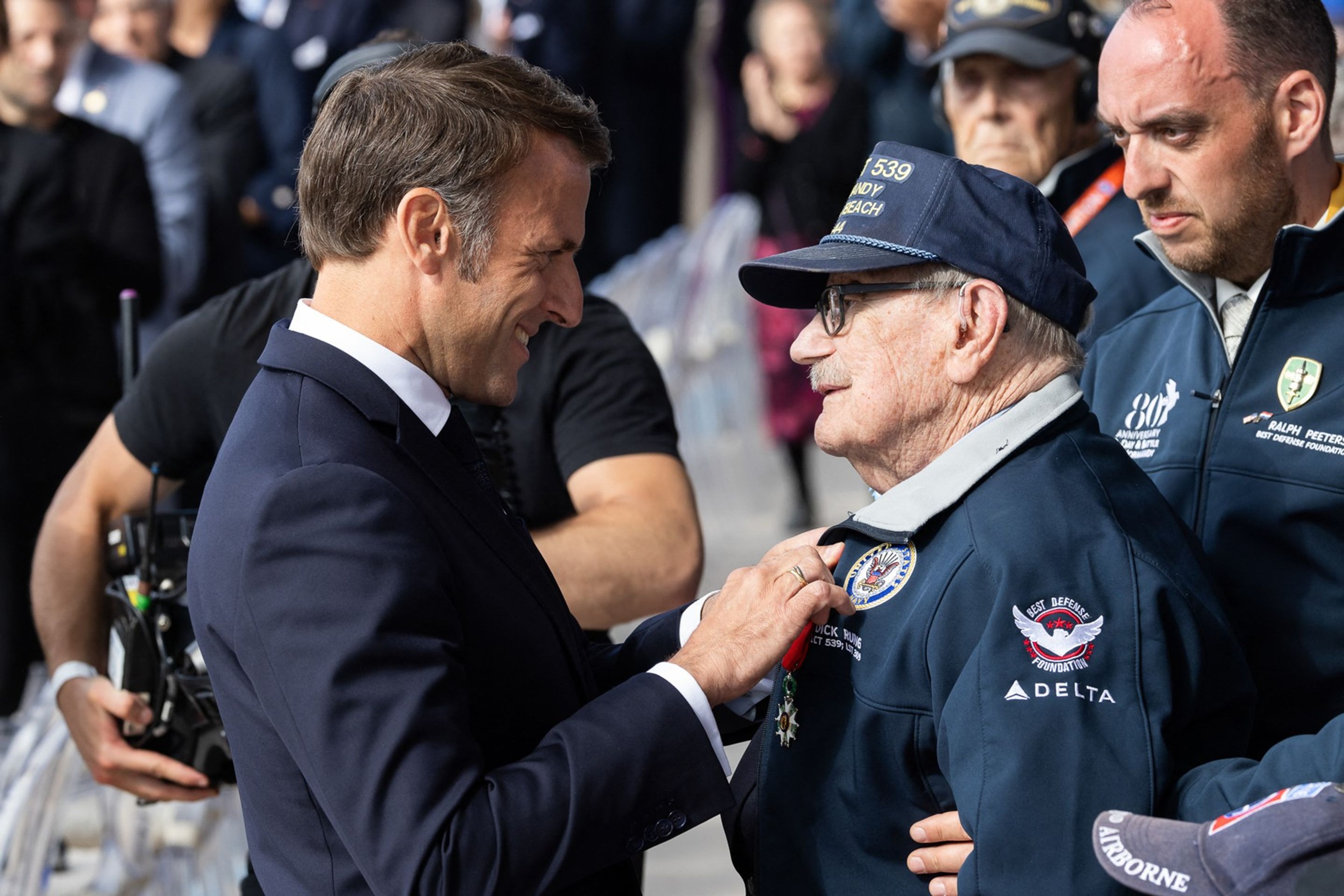 Prezident Emmanuel Macron s veteránem - Oslavy 80. výročí vylodění v Normandii (9/18)