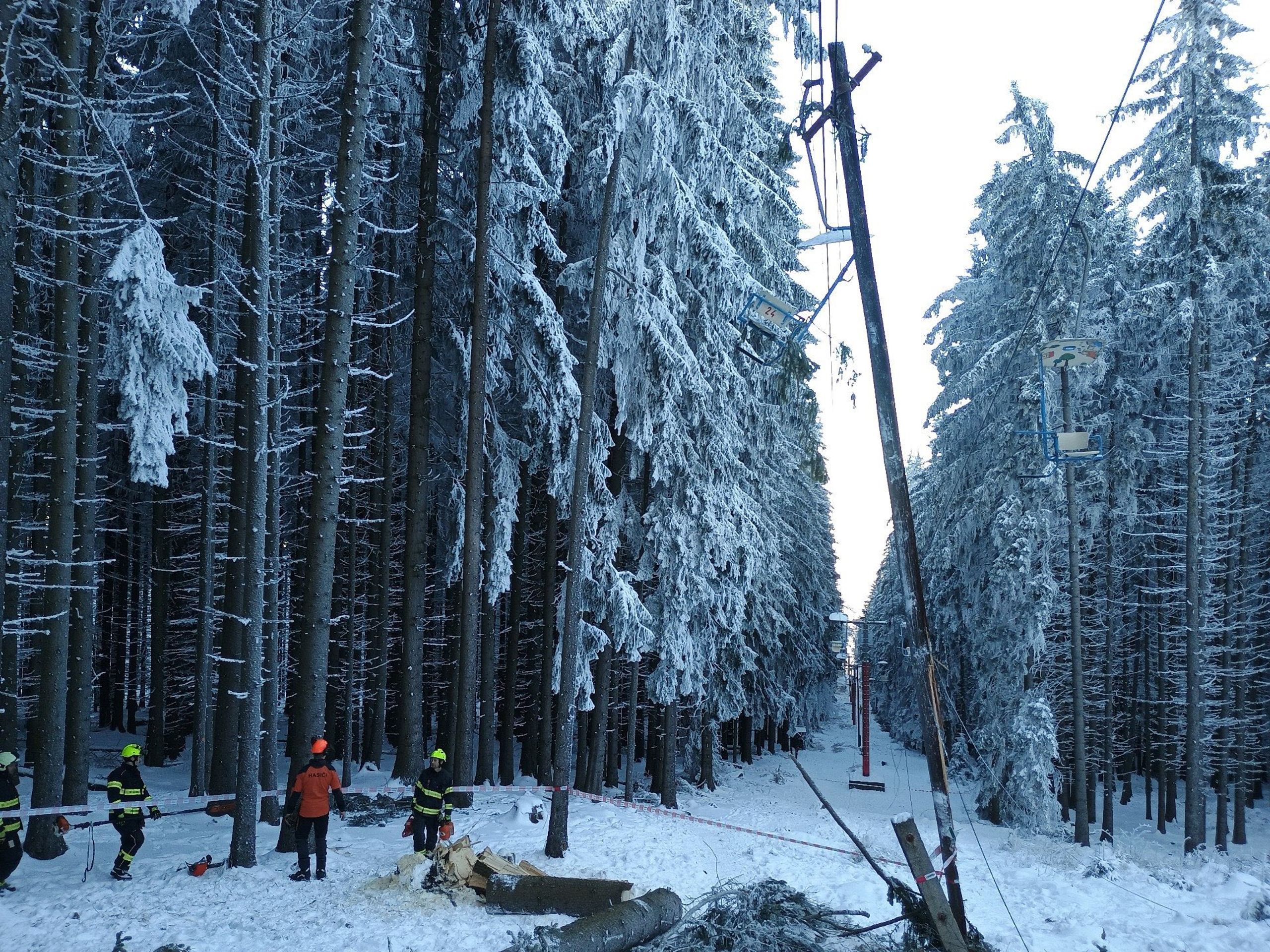 Pád stromu na lanovku na Kleť - Pád stromu na lanovku na Kleť (3/3)