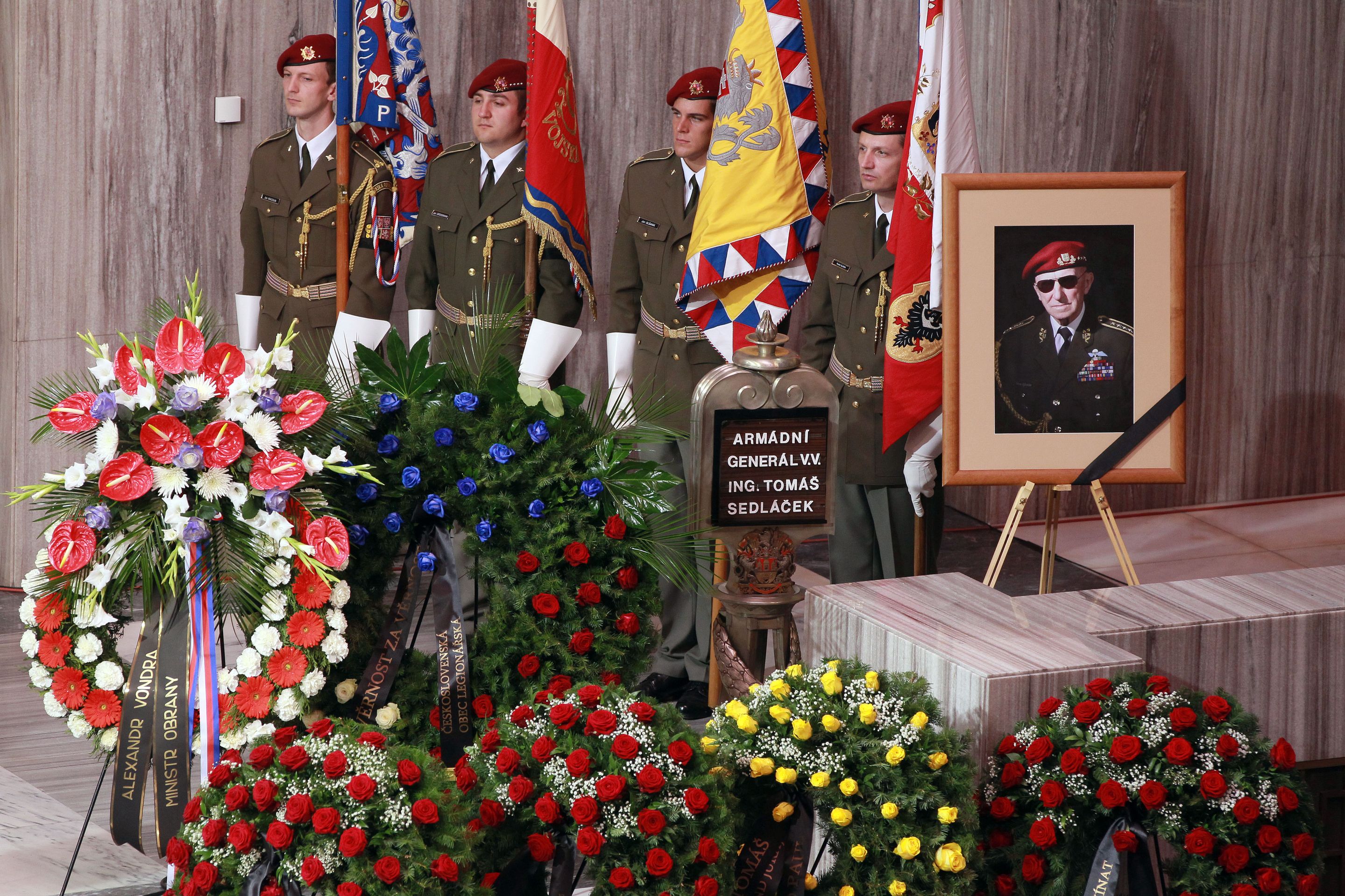 rozloučení s generálem Sedláčkem - S válečným veteránem Sedláčkem se loučí Vondra i Klaus (1/7)