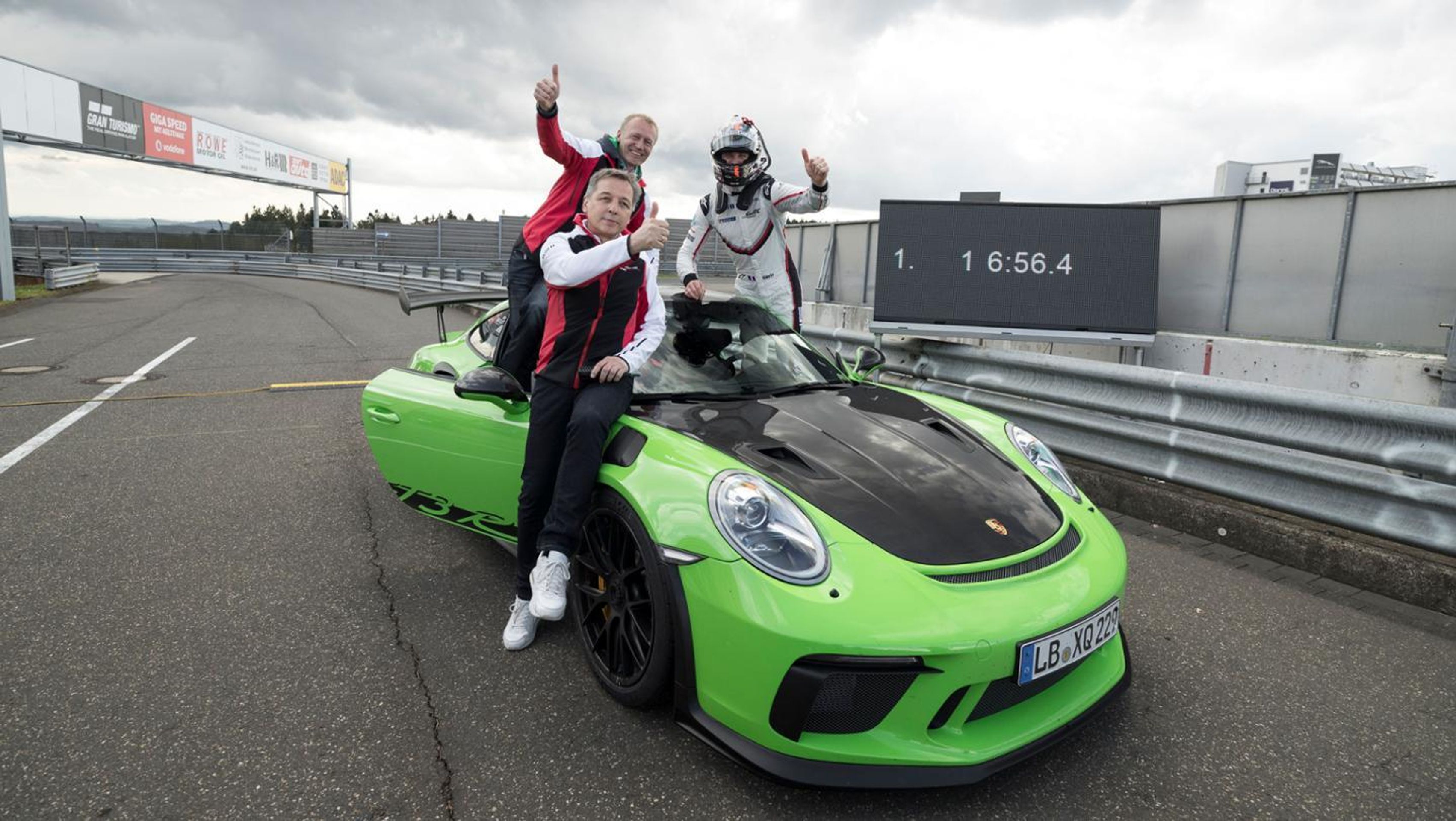 Eugen Oberkamm (ředitel Motorsportu – Vývoj vozidel), Andreas Preuninger (ředitel modelové řady GT) a Kévin Estre (tovární jezdec Porsche). - Fotogalerie: Zelené peklo za volantem Porsche 911 (6/6)