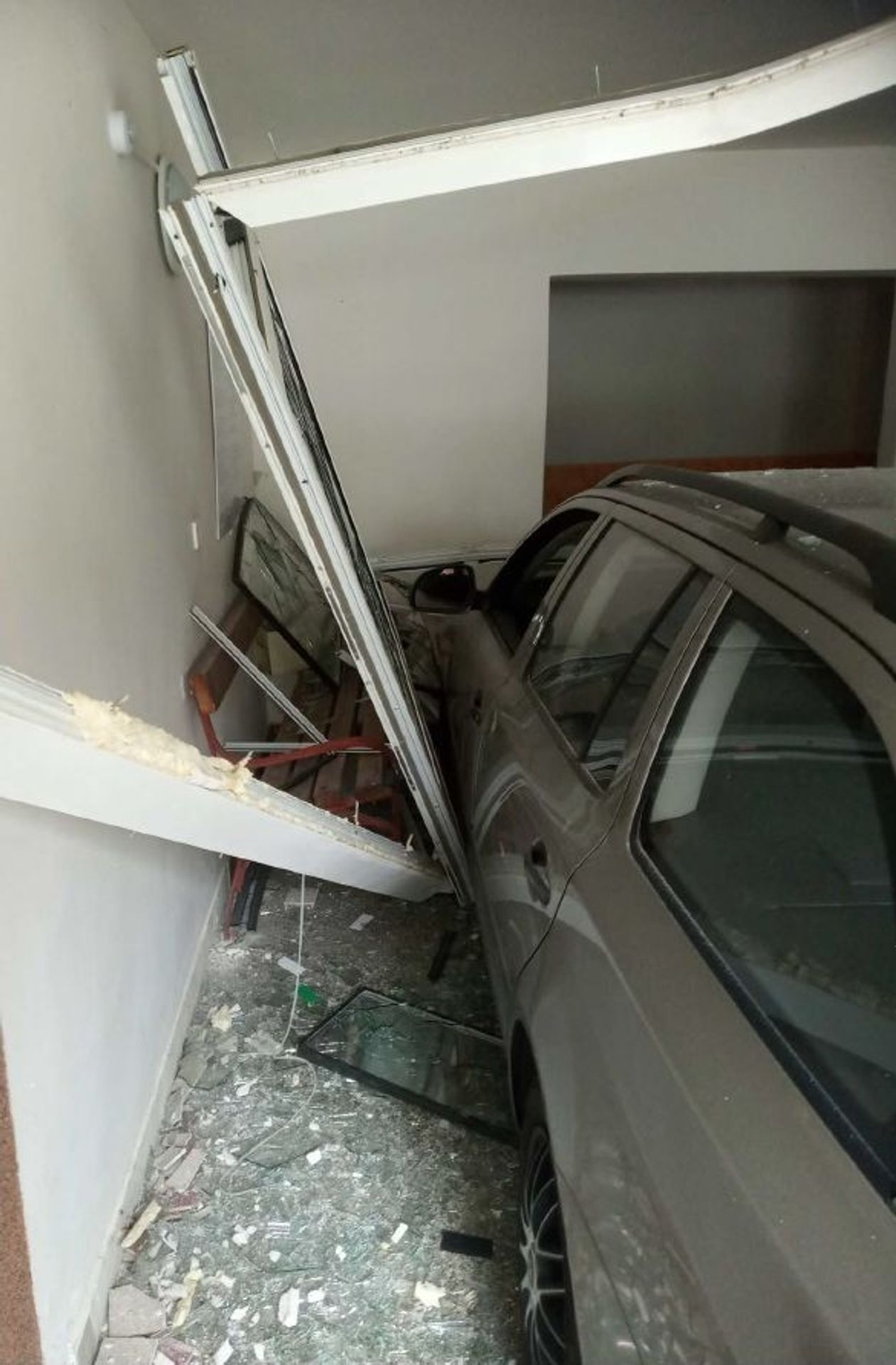 Auto vjelo do vchodu bytového domu - 2 - GALERIE: S autem vjel do vchodu (4/5)