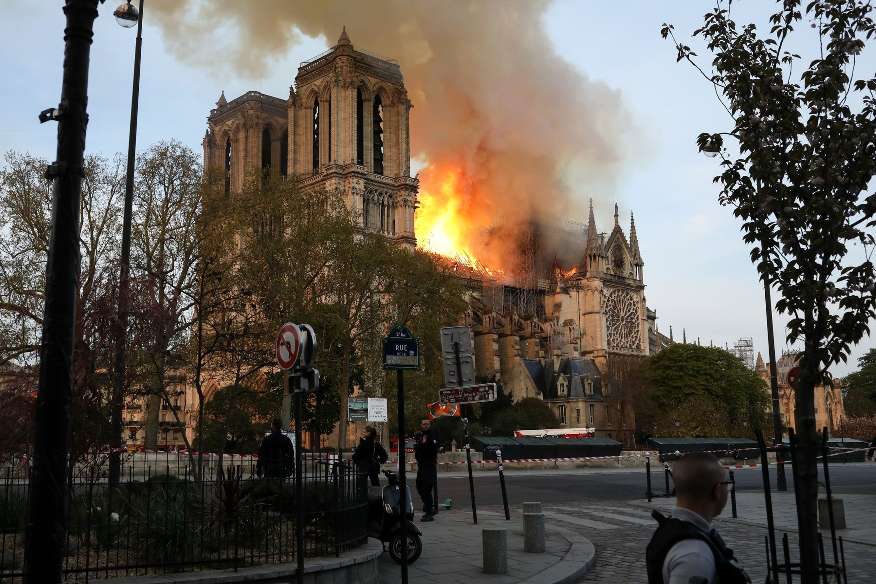 Požár katedrály Notre Dame - 4 - GALERIE: Obří požár katedrály Notre Dame (6/14)