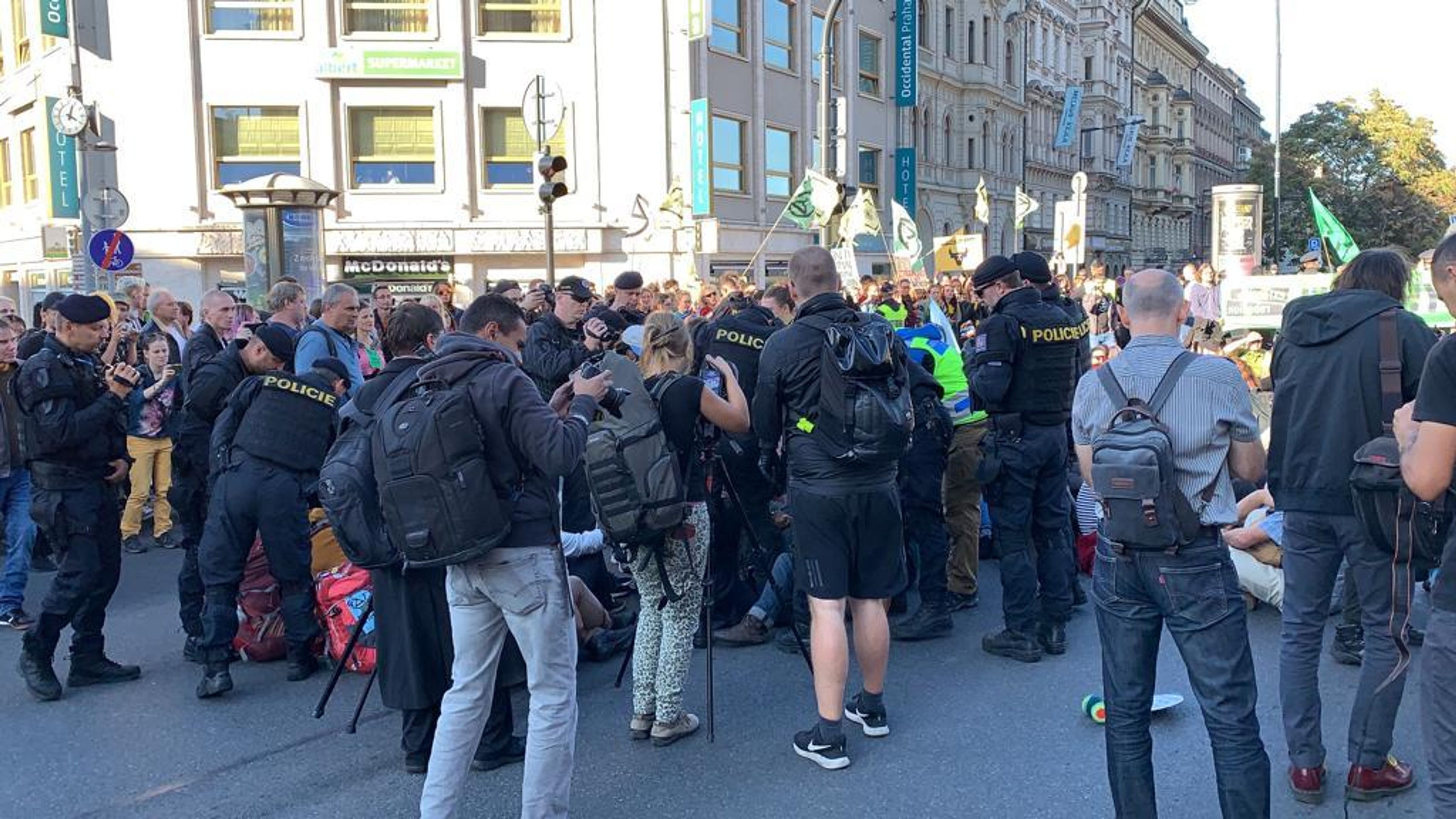 Demonstranti blokují magistrálu v Praze - 1 - GALERIE: Demonstrace na magistrále v Praze (10/17)