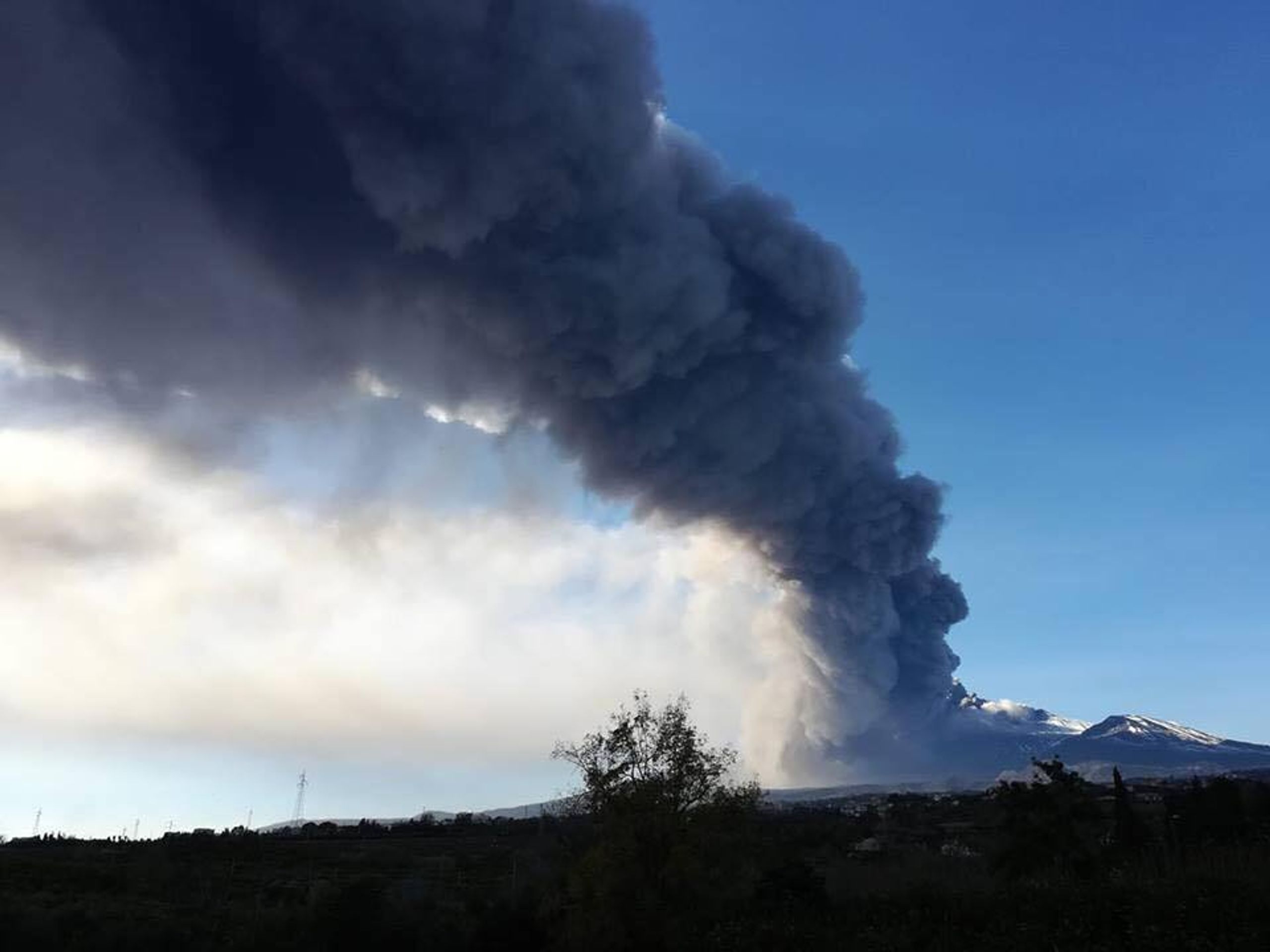 Na Sicílii se na Štědrý den probudila sopka Etna - 3 - GALERIE: Na Sicílii se na Štědrý den probudila sopka Etna (2/4)
