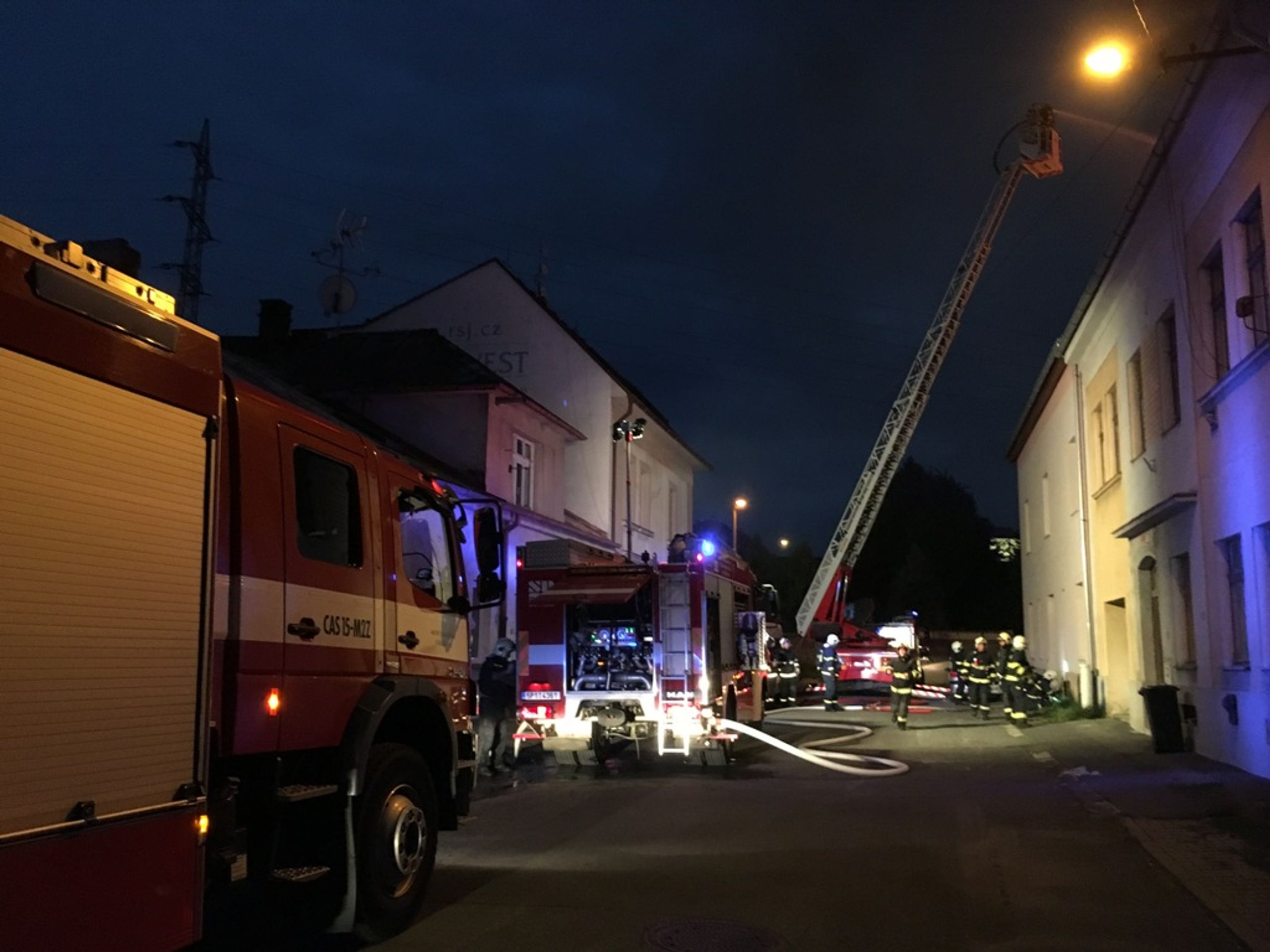 Požár domu v centru Plzně - GALERIE: Požár domu v centru Plzně (3/12)