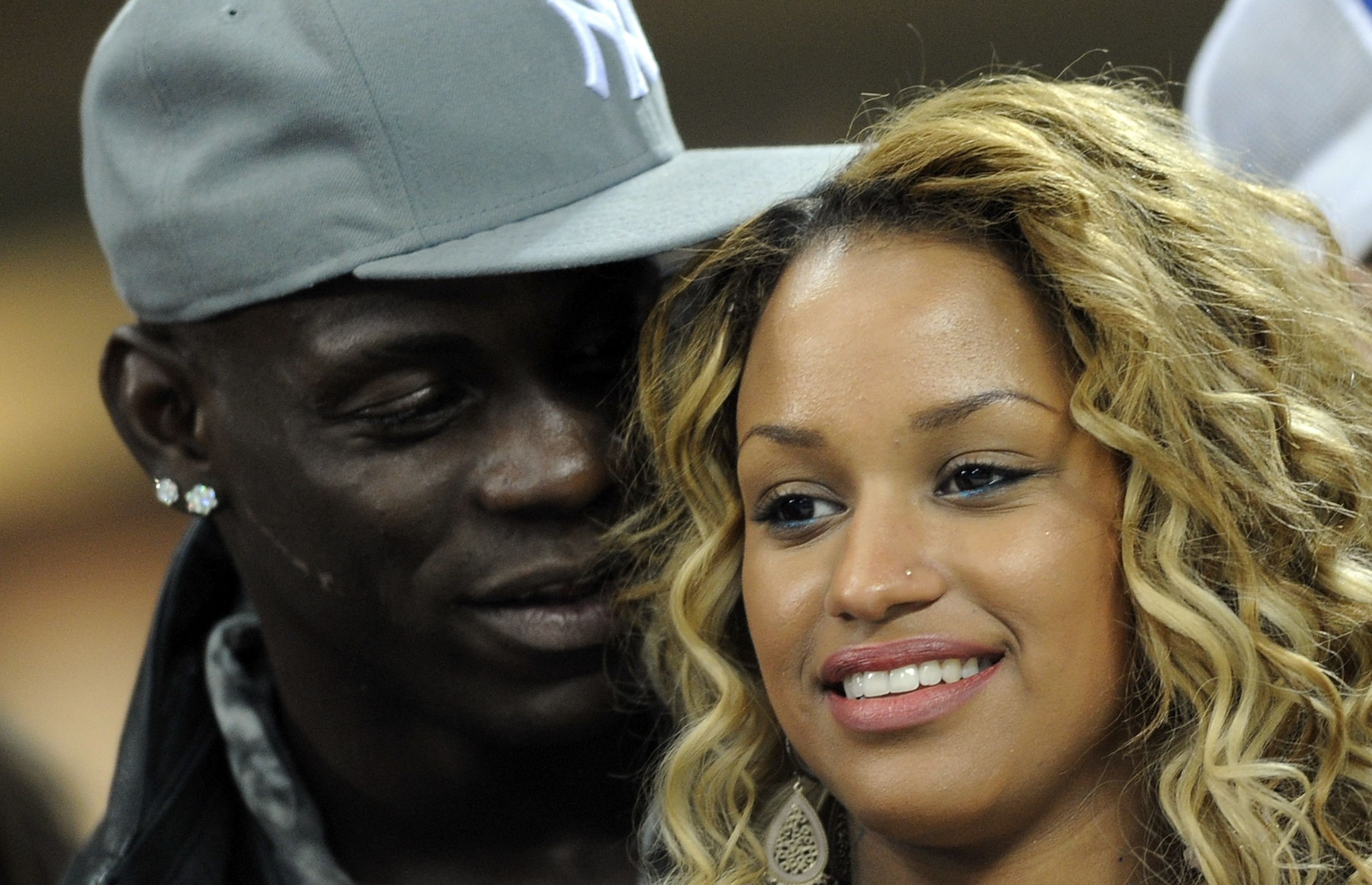 Ballotelli se bavil při vítězství AC Milán nad Barcelonou - 8 - GALERIE: Mario Balotelli se svou krásnou přítelkyní (1/4)