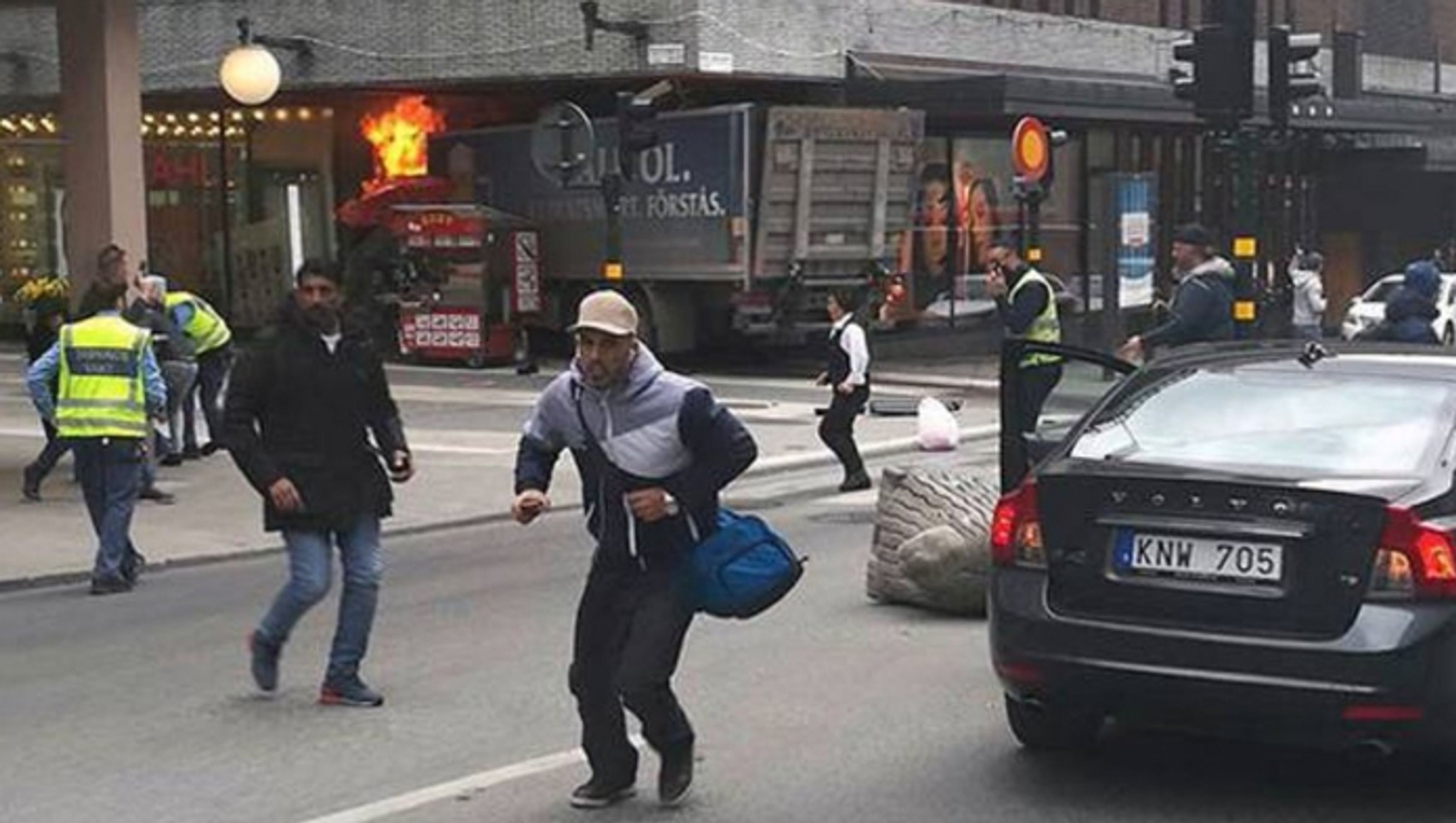 Náklaďák najel do lidí v centru Stockholmu - 2 - GALERIE: Náklaďák najel do lidí v centru Stockholmu (6/14)