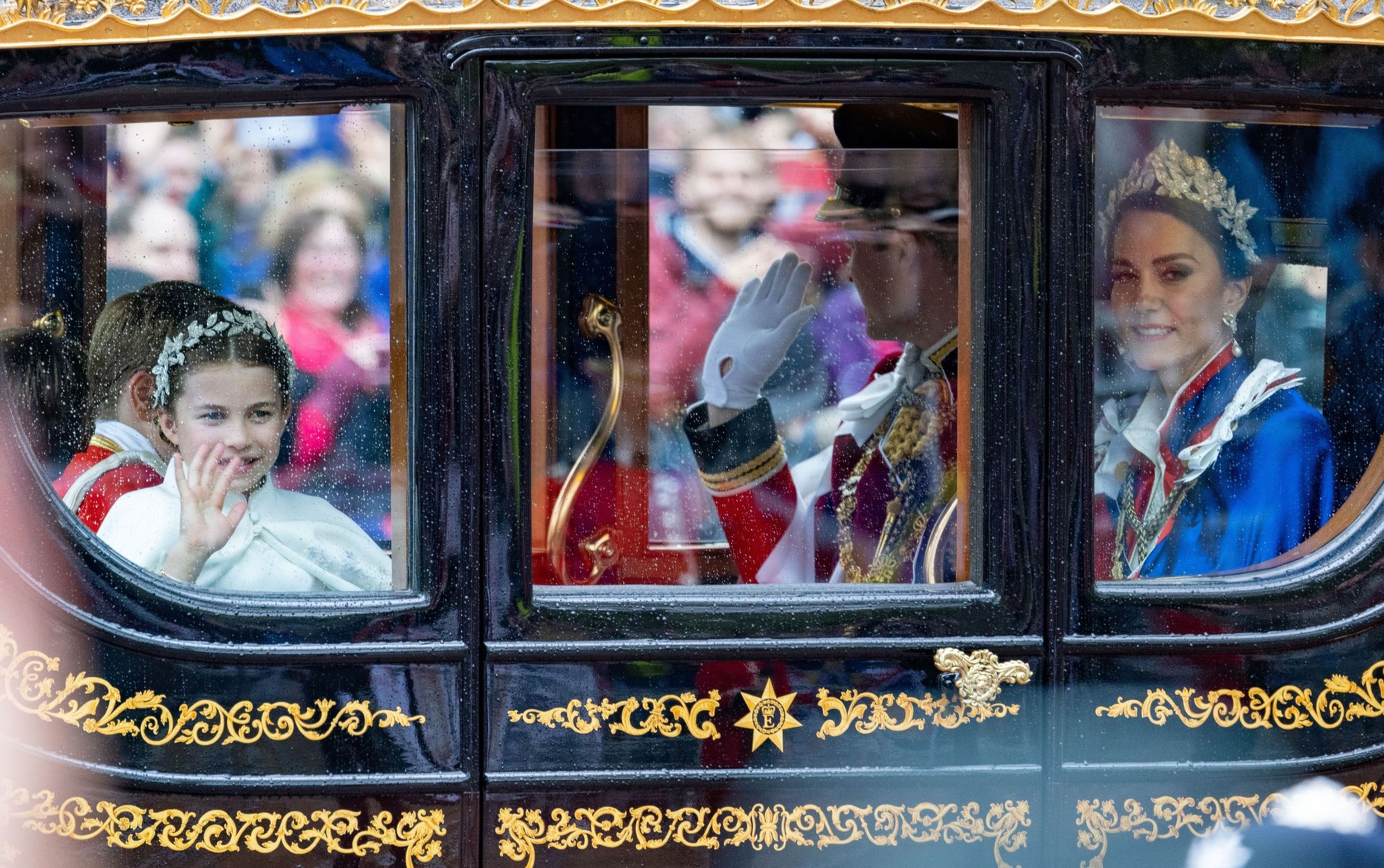 Kate a Charlotte na korunovaci krále Karla III. - Charlotte a Kate na korunovaci krále Karla III. (4/8)