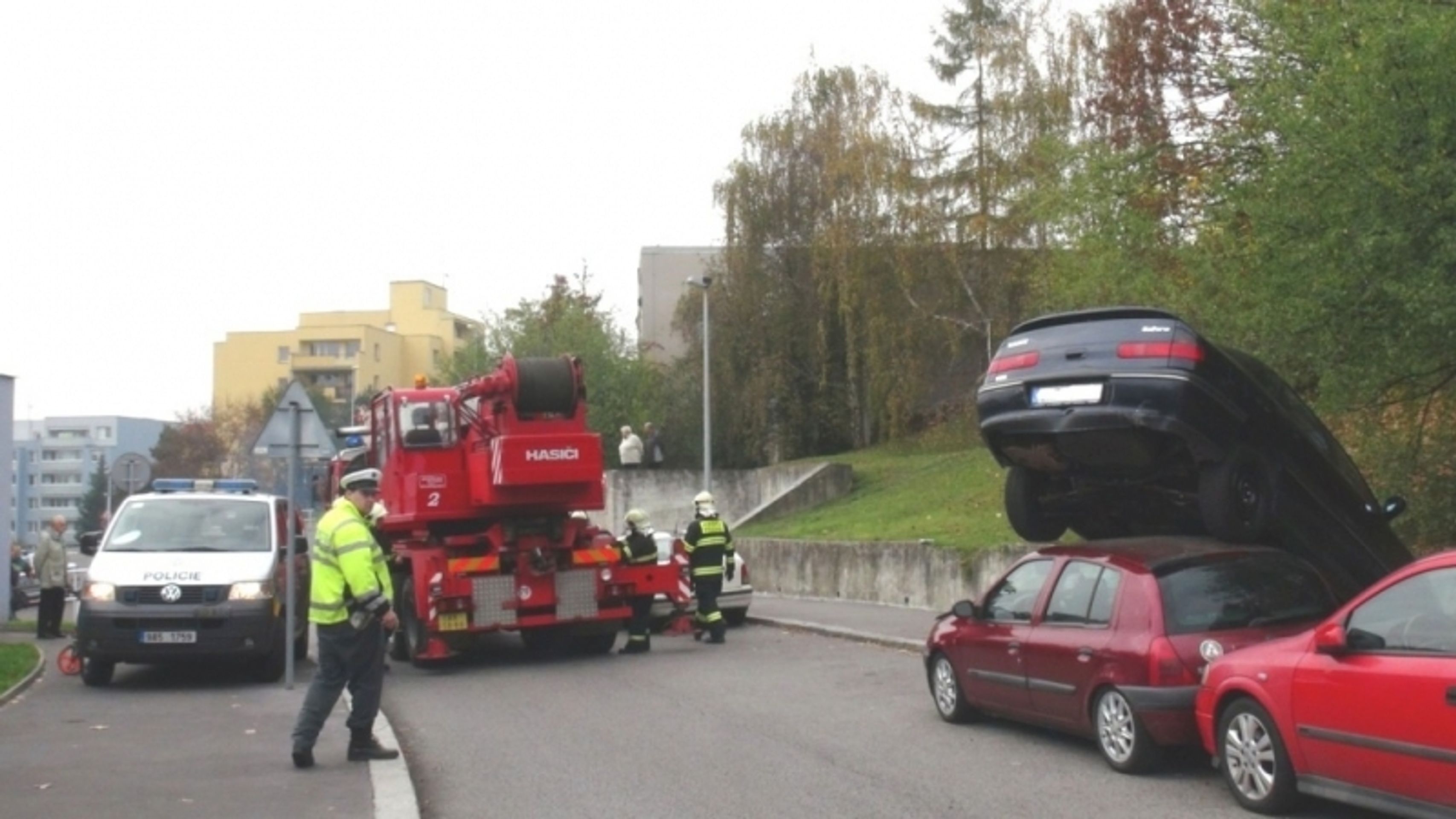 Kuriózní nehoda na pražském Břevnově - 1 - GALERIE: Kuriózní nehoda na pražském Břevnově (4/4)