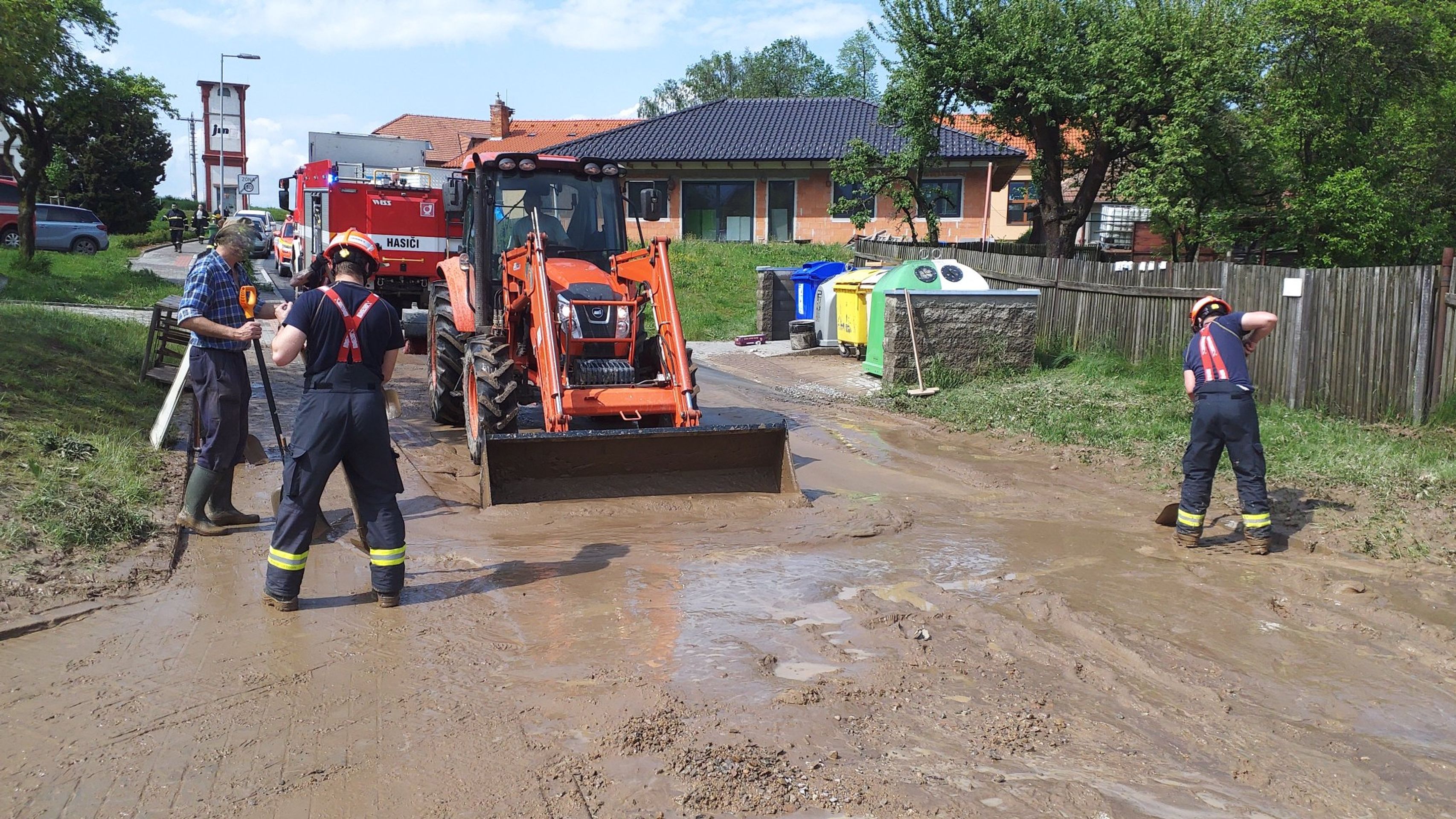 Hasiči likvidují následky přívalového deště v obci Přibyslavice - Českem se prohnaly silné bouřky (27/31)