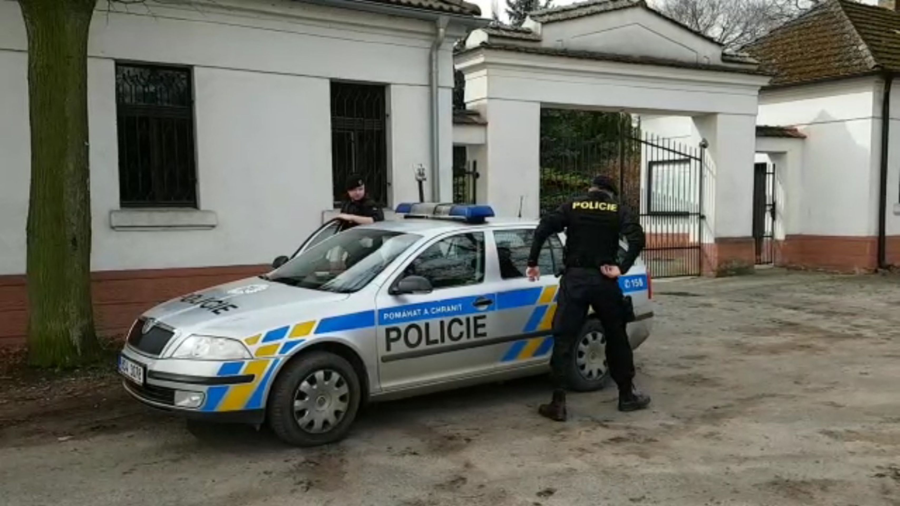 V Čelákovicích hrozil muž přítelkyni i policistům pistolí - 2 - GALERIE: V Čelákovicích hrozil muž pistolí přítelkyni i policistům (2/6)