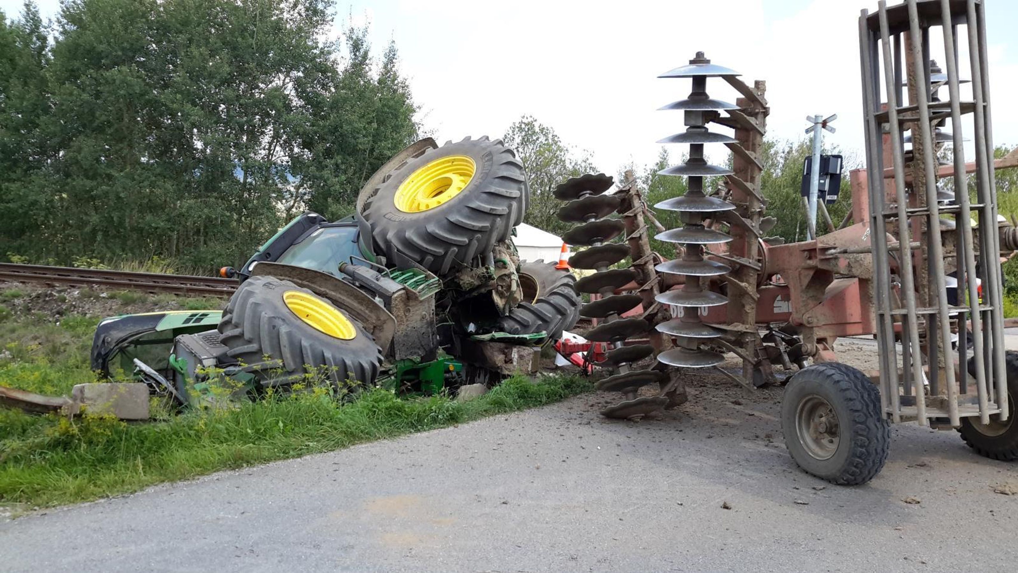 Srážka vlaku s traktorem ve Smrkovicích - 9 - GALERIE: Vlak srazil traktor ve Smrkovicích na Písecku (9/9)