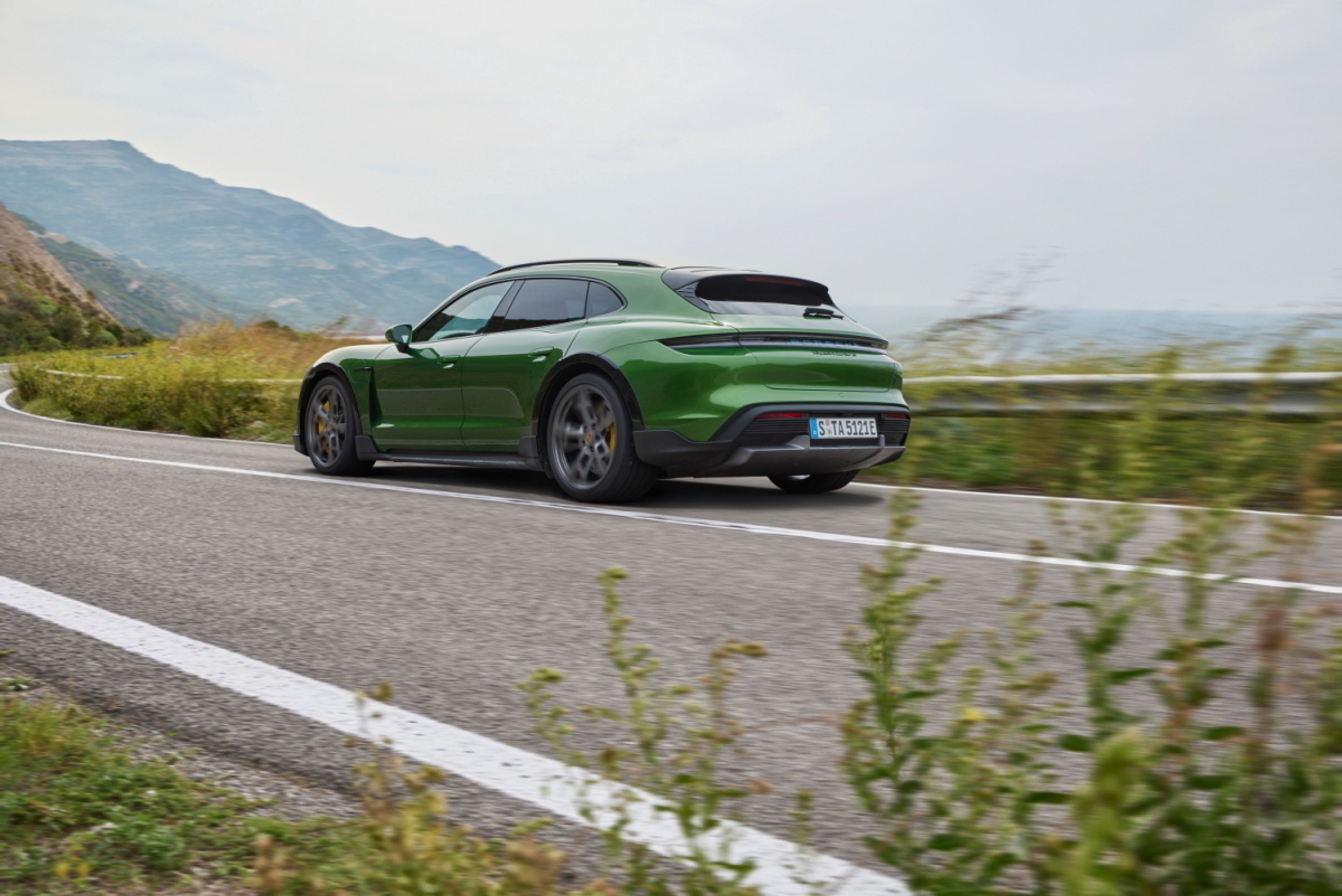 Porsche Taycan Cross Turismo - 8 - Fotogalerie: První elektrický kombík - Porsche Taycan Cross Turismo (6/19)