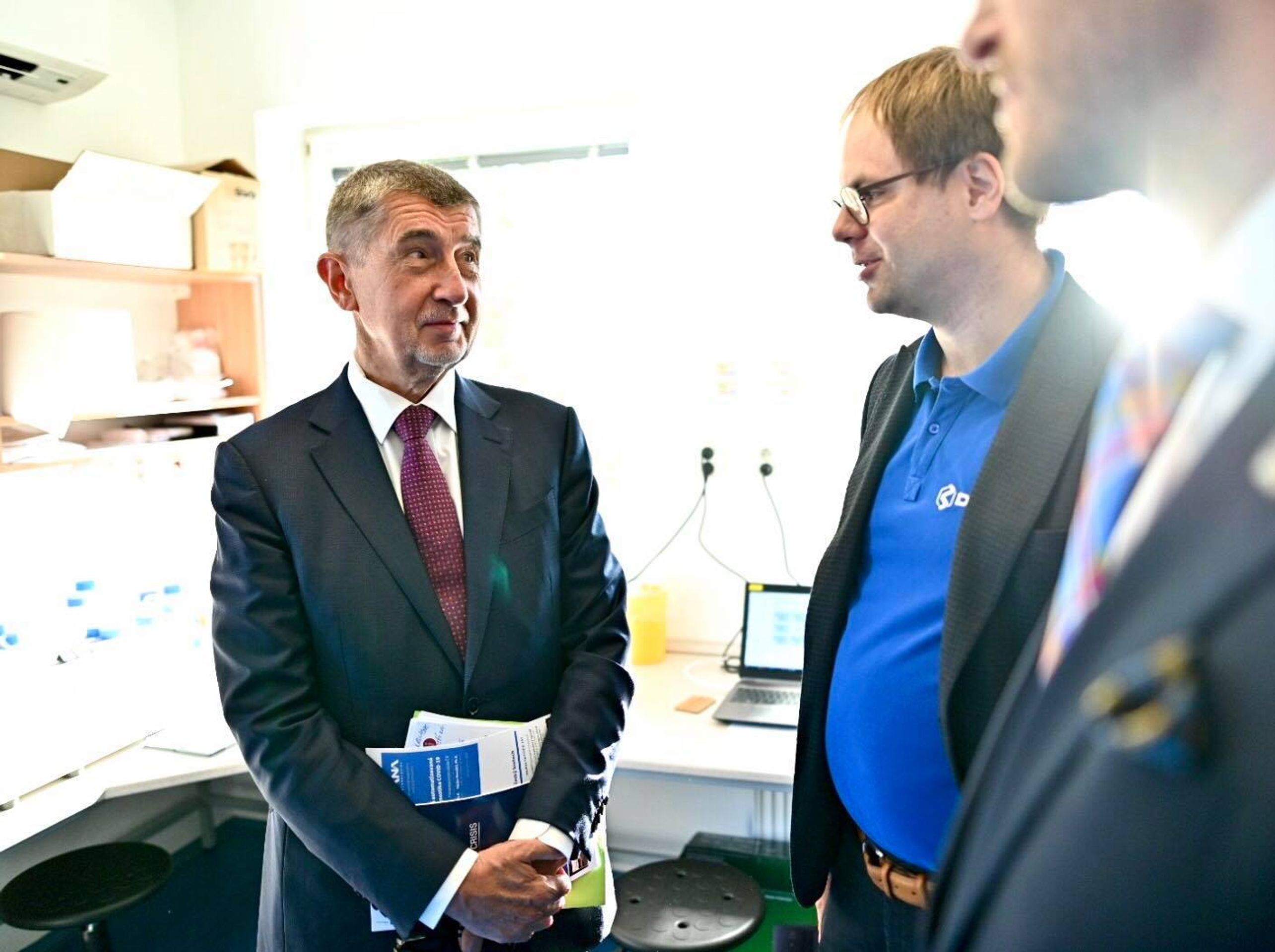 Babiš, Vojtěch a Prymula se byli podívat na nový způsob testování - 2 - GALERIE: Testovací stroj na koronavirus (4/5)