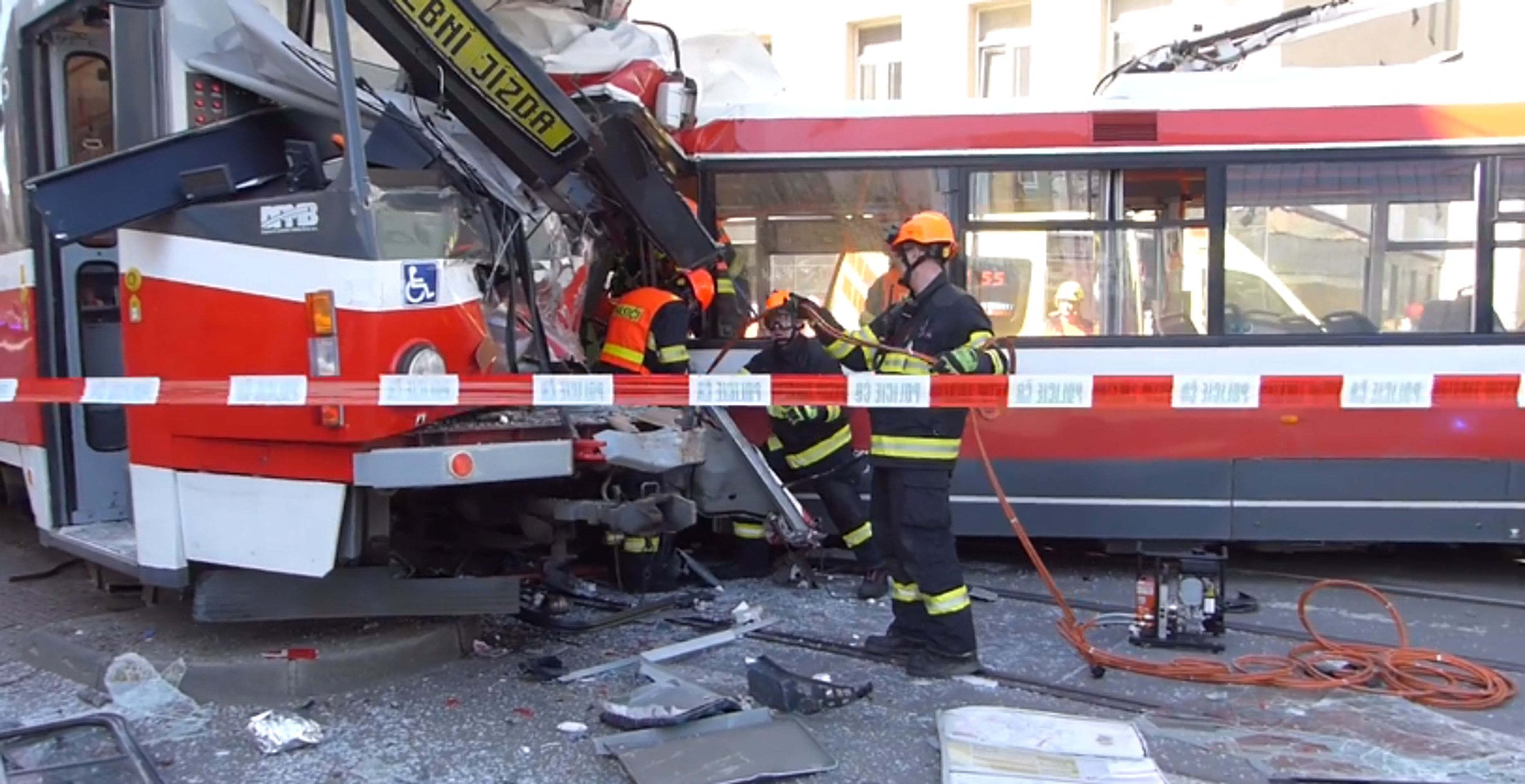 Nehoda tramvaje a trolejbusu v Brně - GALERIE: Srážka tramvaje a trolejbusu v Brně (1/16)