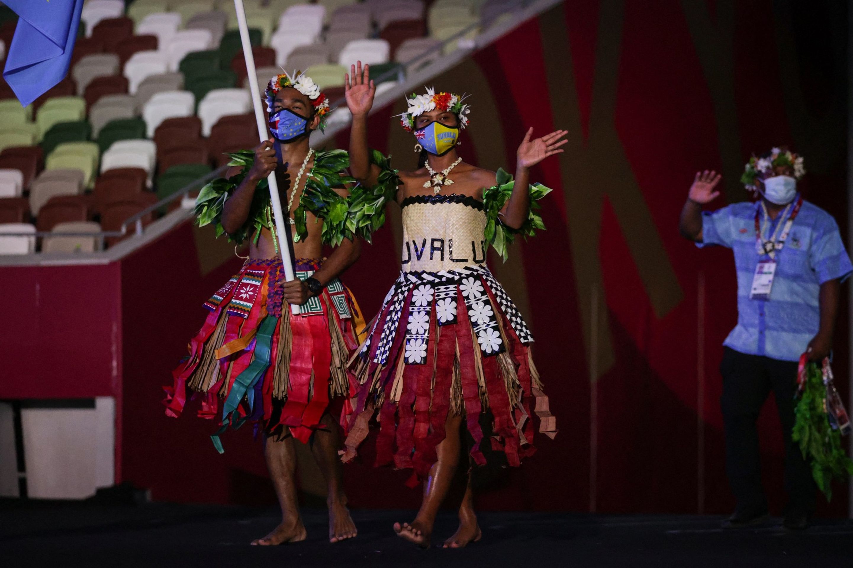 Vlajkonoši Tuvalu šli bosí ve velmi exotickém outfitu - Galerie: Originální outfity při zahajovacím olympijském ceremoniálu (14/18)