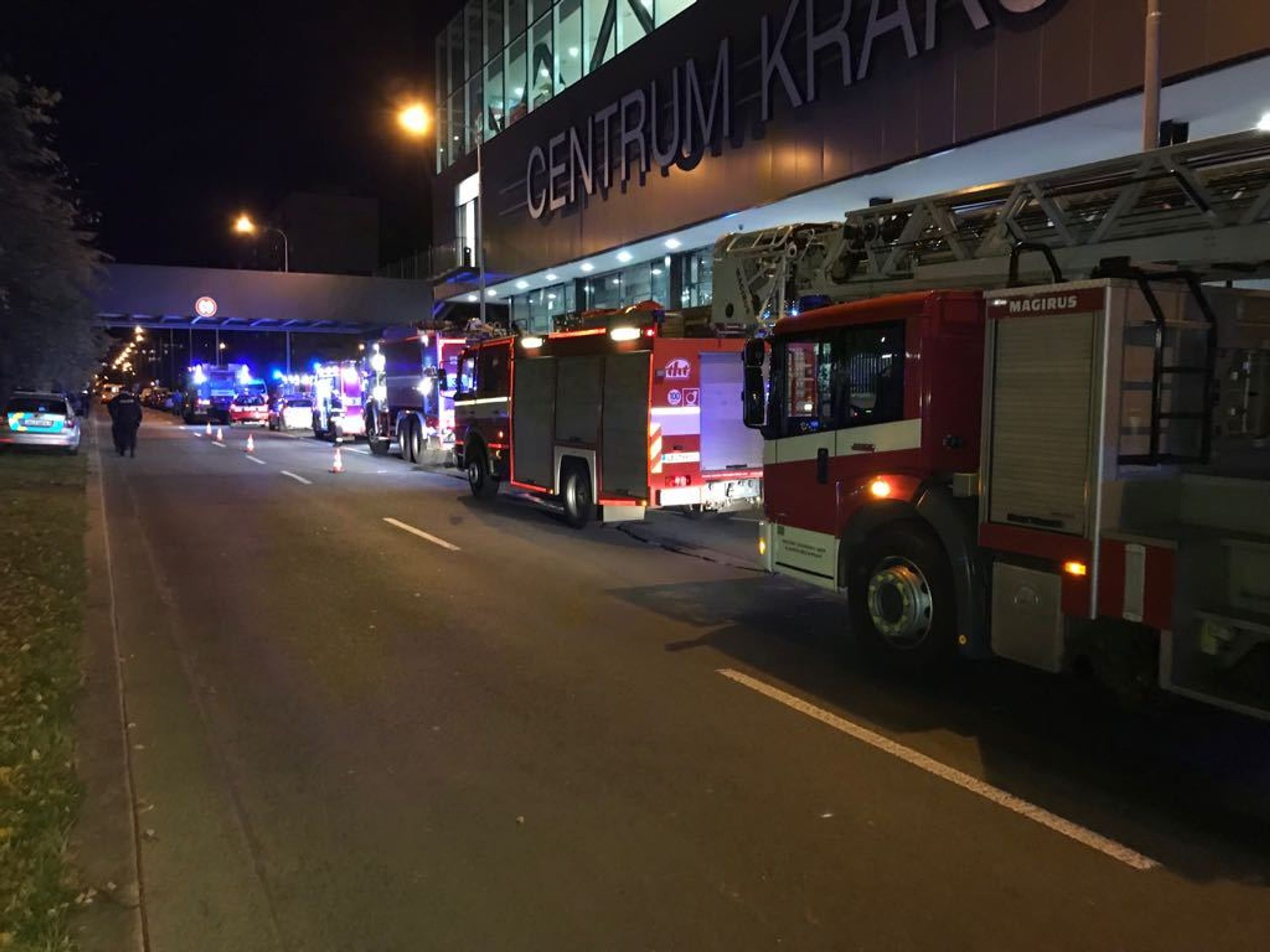 Pražskému nákupnímu centru Krakov hořela střech - 4 - GALERIE: OC Krakov hořela střecha (2/5)