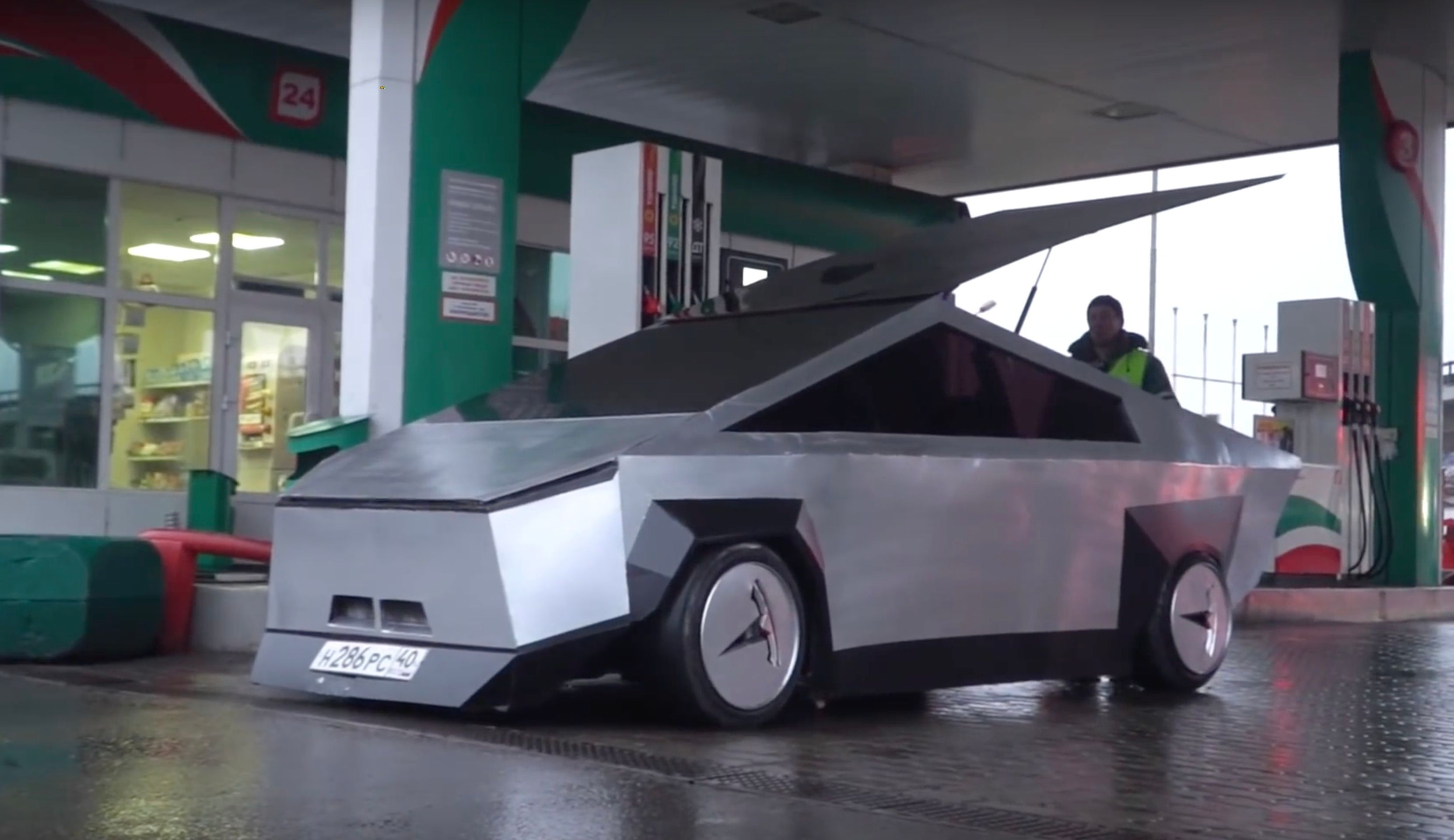 Ruský Cybertruck - Fotogalerie: Takhle vznikala ruská verze Cybertrucku (15/23)