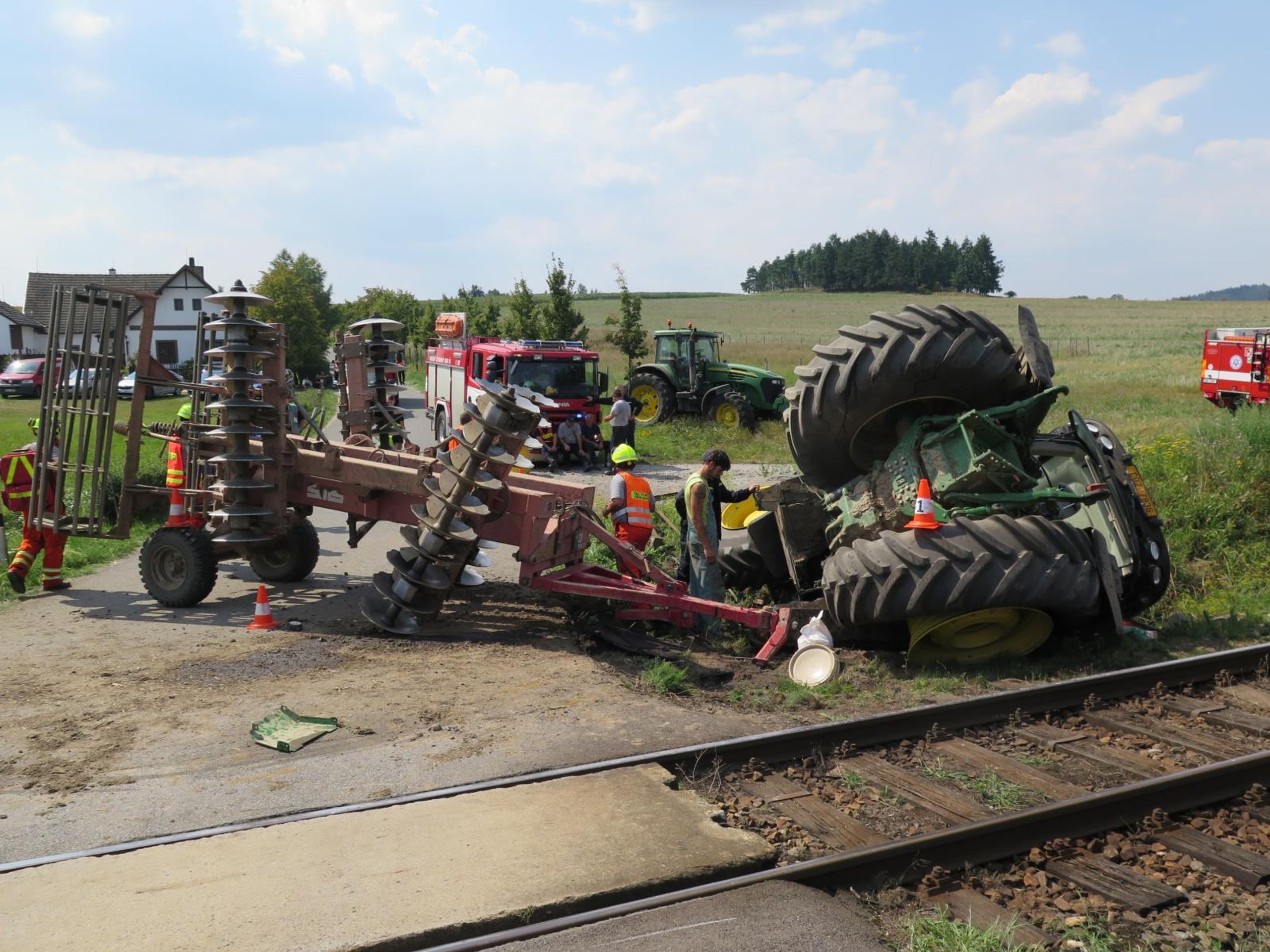Srážka vlaku s traktorem ve Smrkovicích - 6 - GALERIE: Vlak srazil traktor ve Smrkovicích na Písecku (6/9)