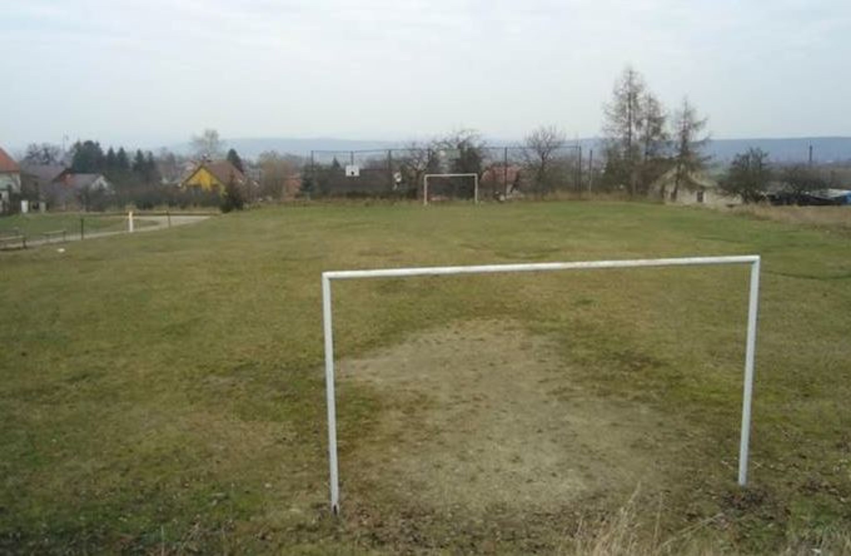 Nabídka majetku - fotbalové hřiště v obci Hrabí na Olomoucku za 455 tisíc - GALERIE: Vybrané nemovitosti, které stát nabízí ke koupi (6/6)