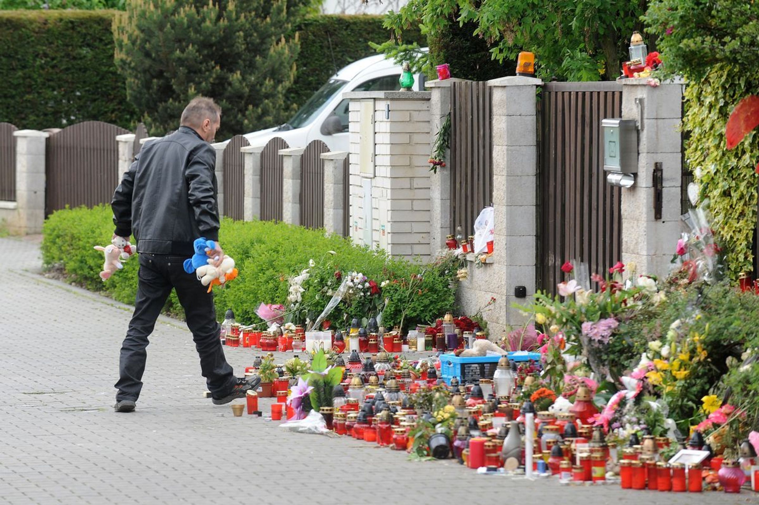 Rychtářův kamarád Standa uklízí květiny a svíčky od domu Bartošové - 2 - GALERIE: Standa odklízí plyšáky (2/6)