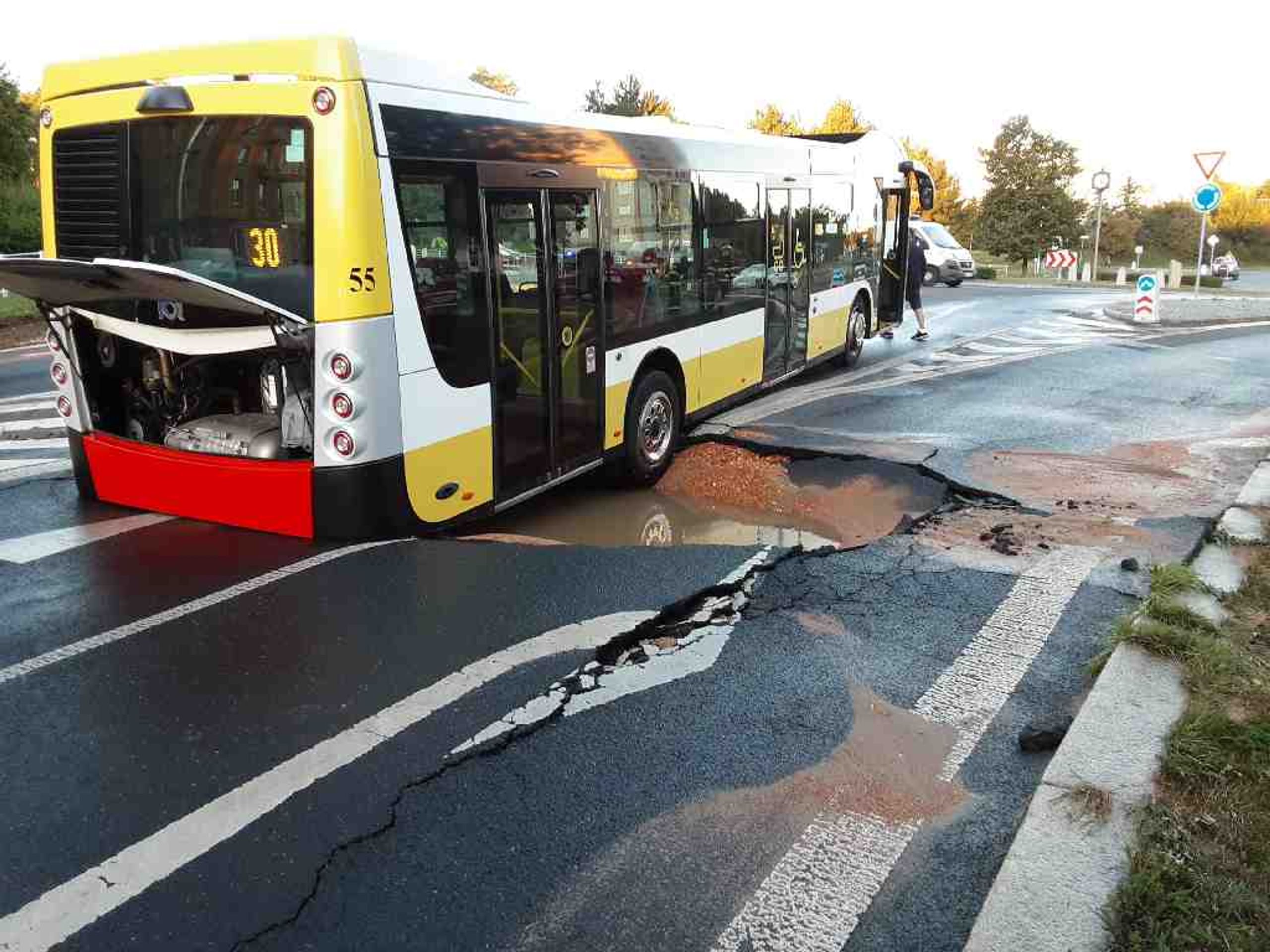 Pod autobusem v Mostě se propadla silnice - Pod autobusem v Mostě se propadla silnice (3/3)
