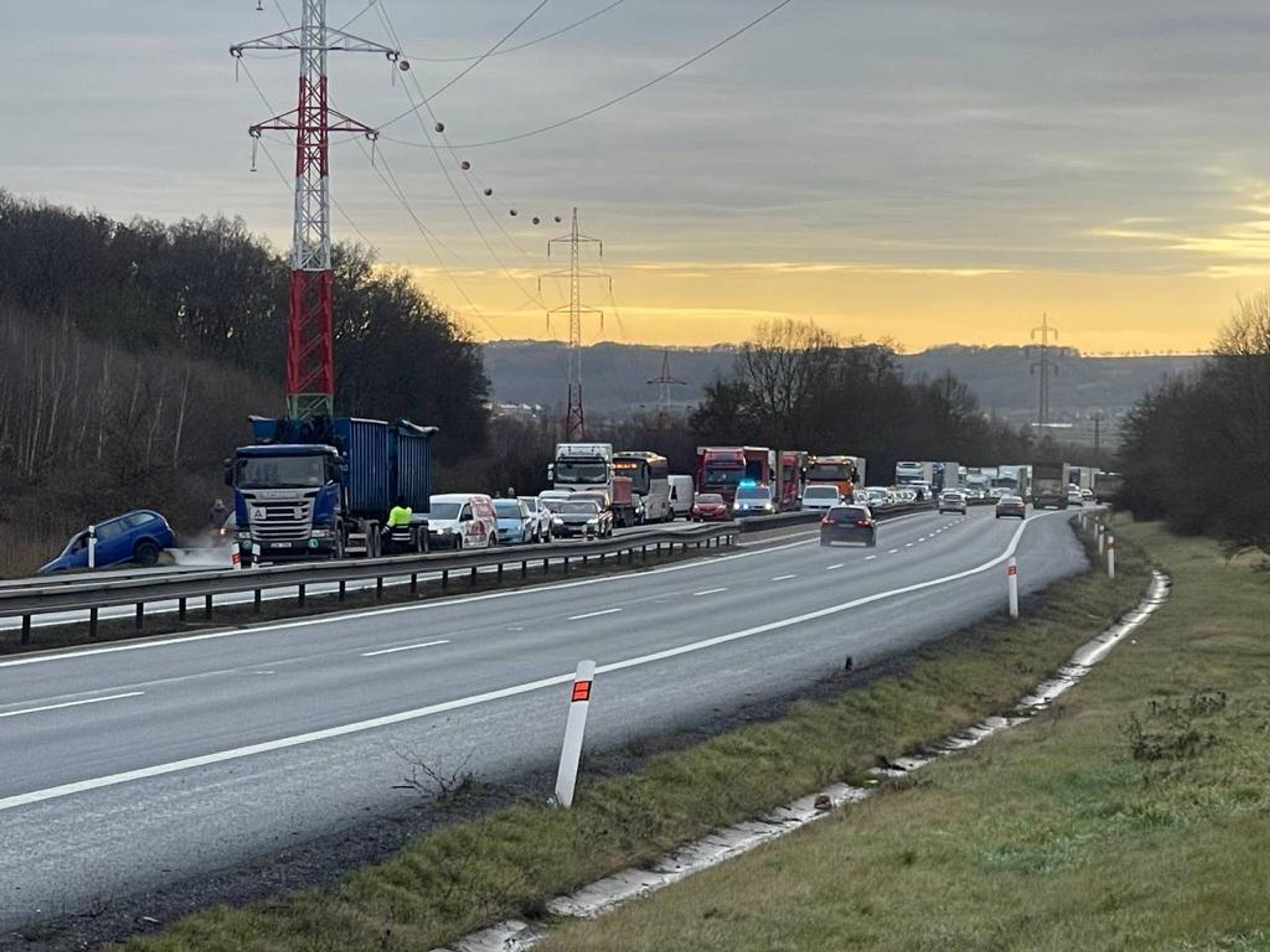 Dopravní nehoda - Náledí komplikuje dopravu (2/12)