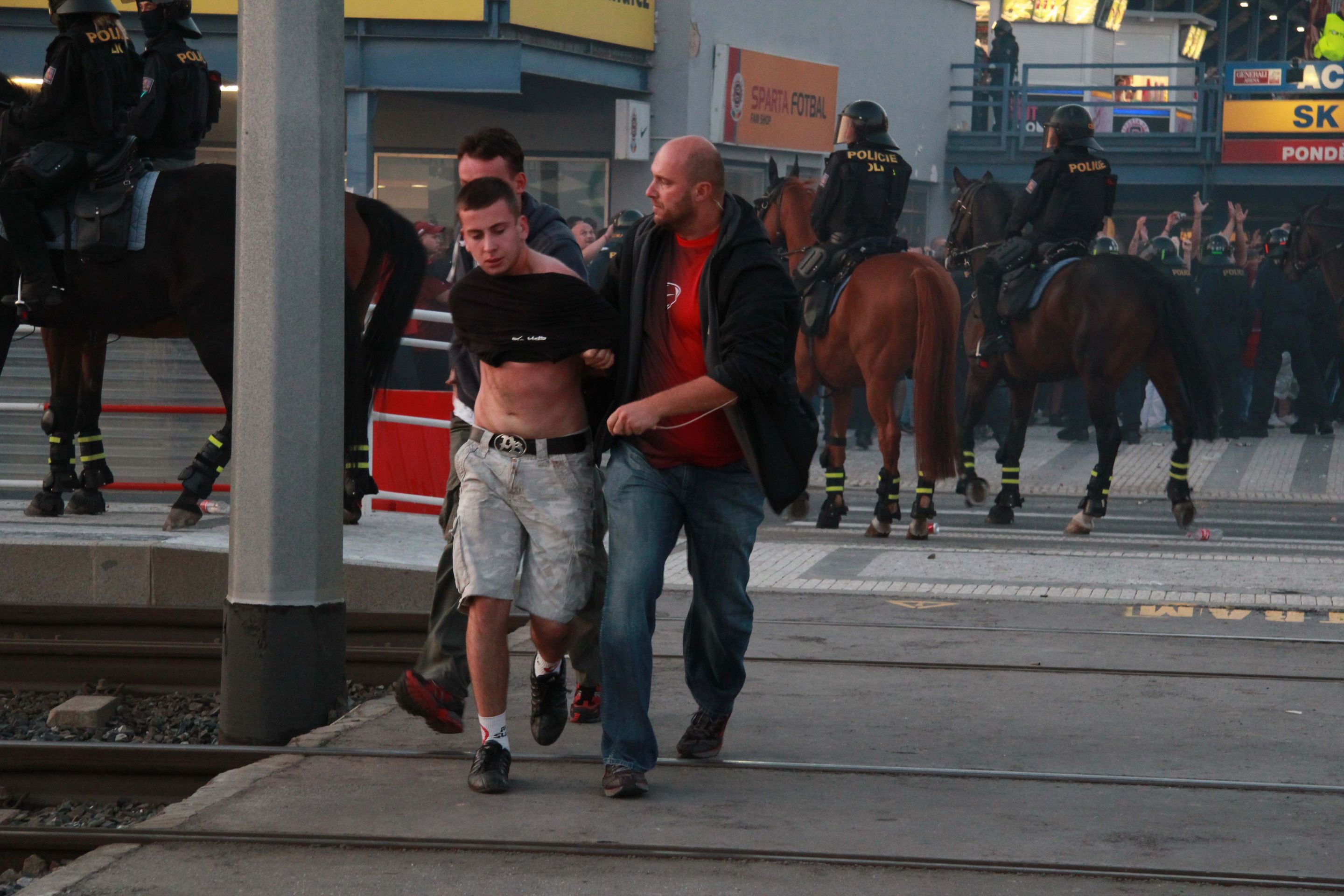 Derby pražských S - policie a fanoušci - 13 - GALERIE: Derby Sparta-Slavia (4/15)