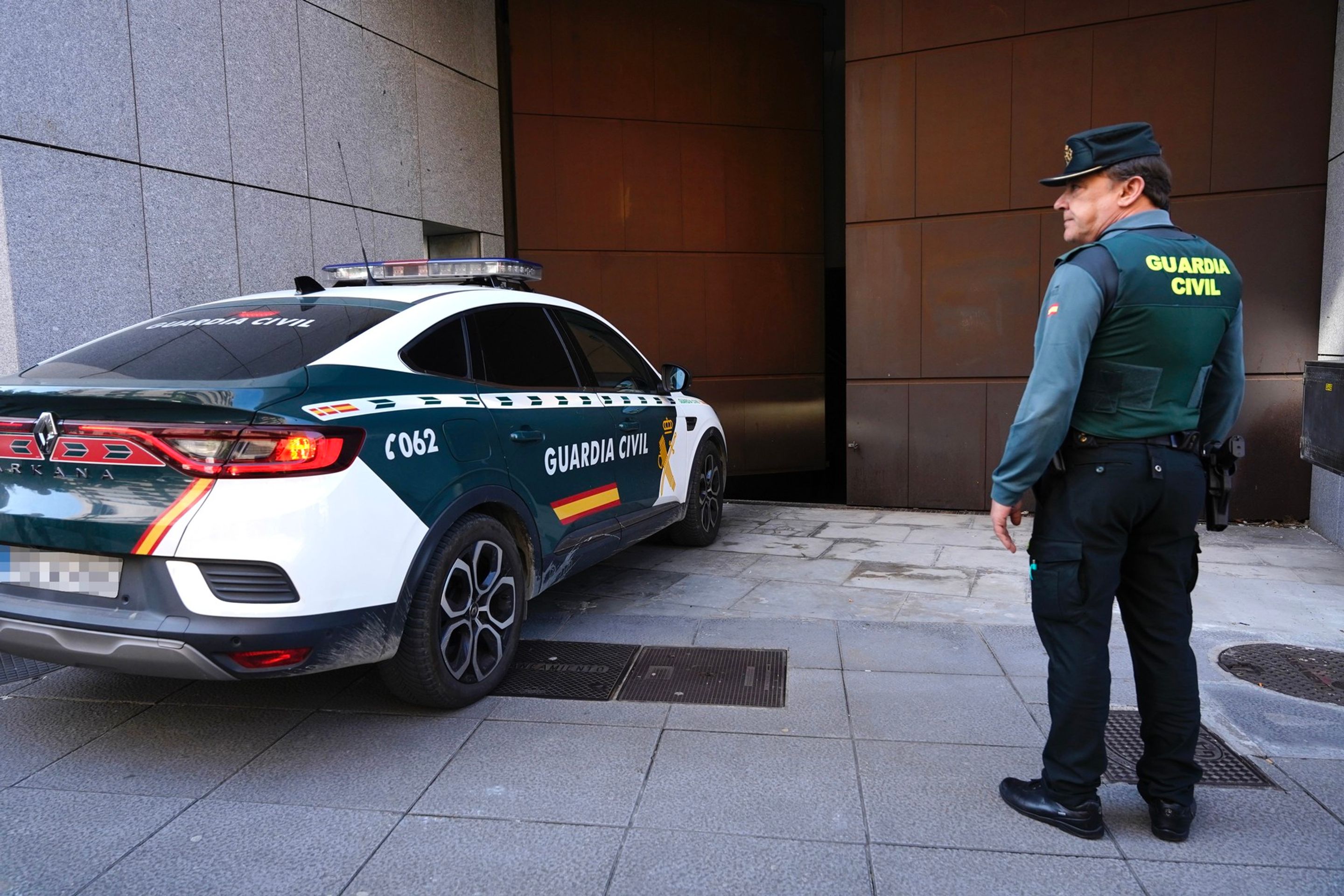 V Oviedu policie zachránila tři děti ze zanedbaného a znečištěného domu, 30. 4. 2025 (2) - Policie zachránila tři zanedbané děti (3/3)