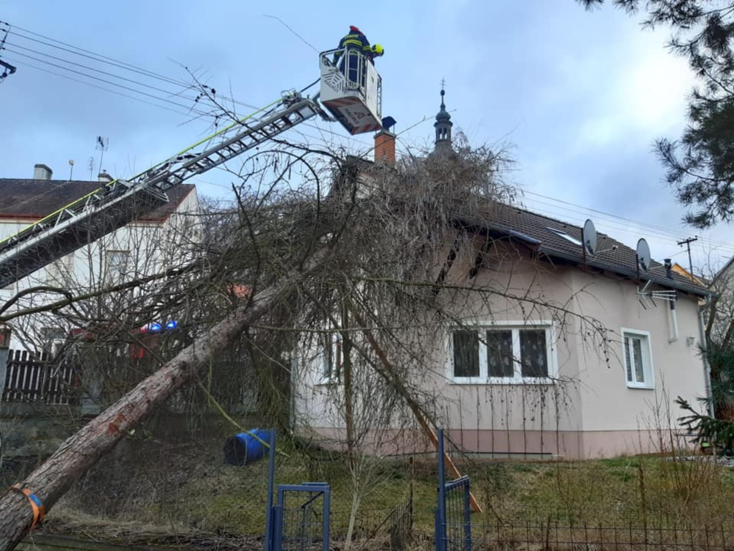 Padlý strom v Ústeckém kraji - Strom spadl na dům (3/3)