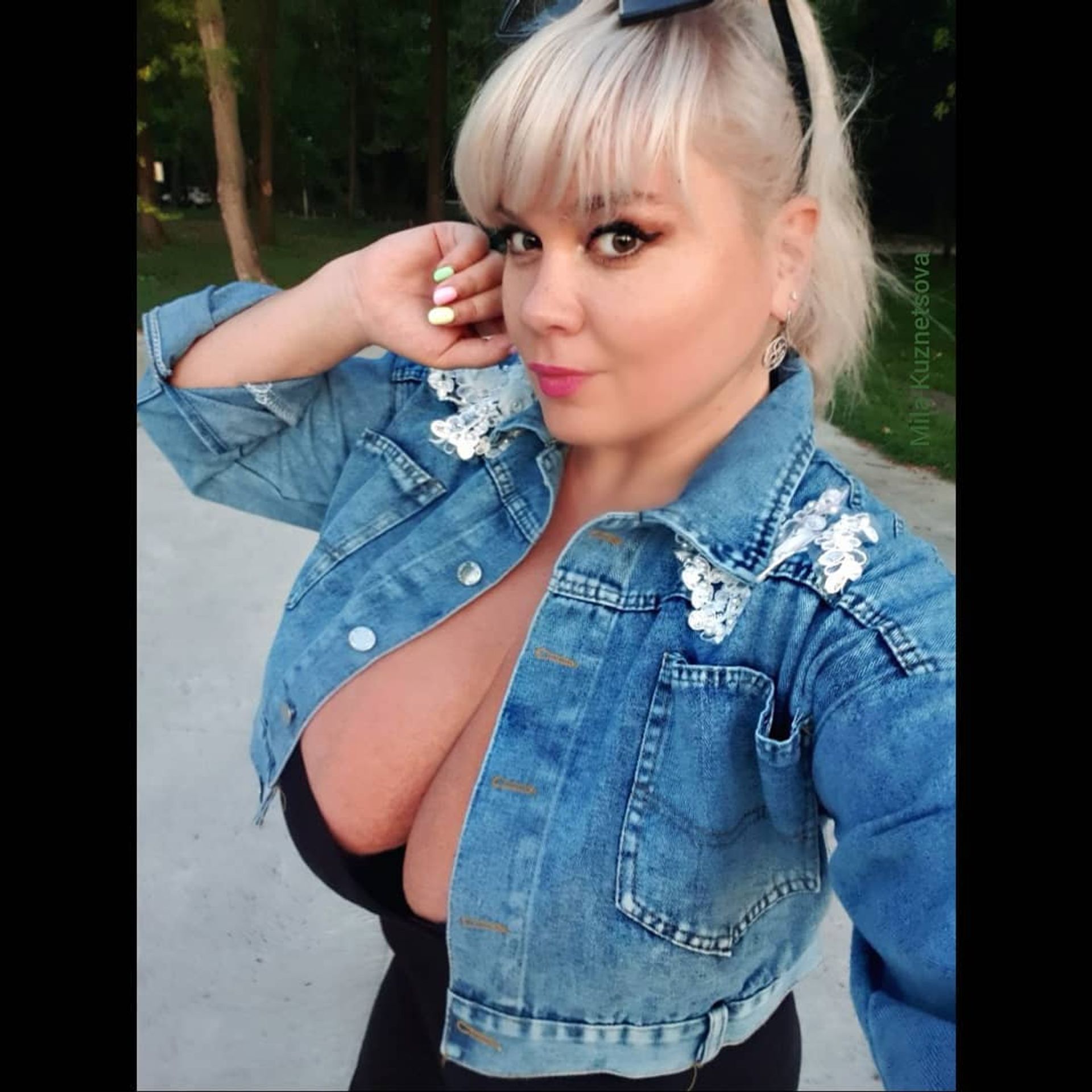 Kuzněcovová si na procházce udělala selfie - GALERIE: Plus size modelka a Miss Ukrajiny Mila Kuzněcovová (10/11)