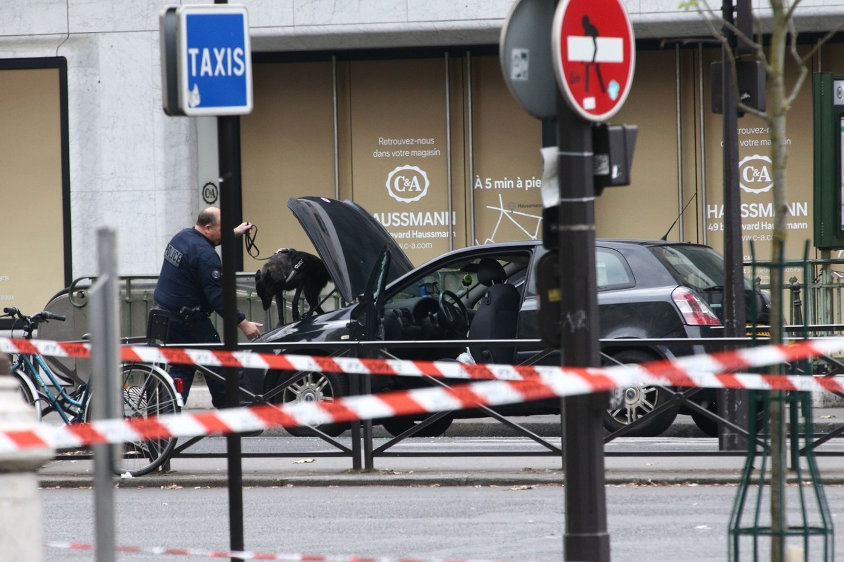 Jedna z nejznámějších ulic v Paříži byla uzavřena kvůli možnému bombovému výbuchu - 2 - GALERIE: Jedna z nejznámějších ulic v Paříži byla uzavřena kvůli možnému bombovému výbuchu (2/3)