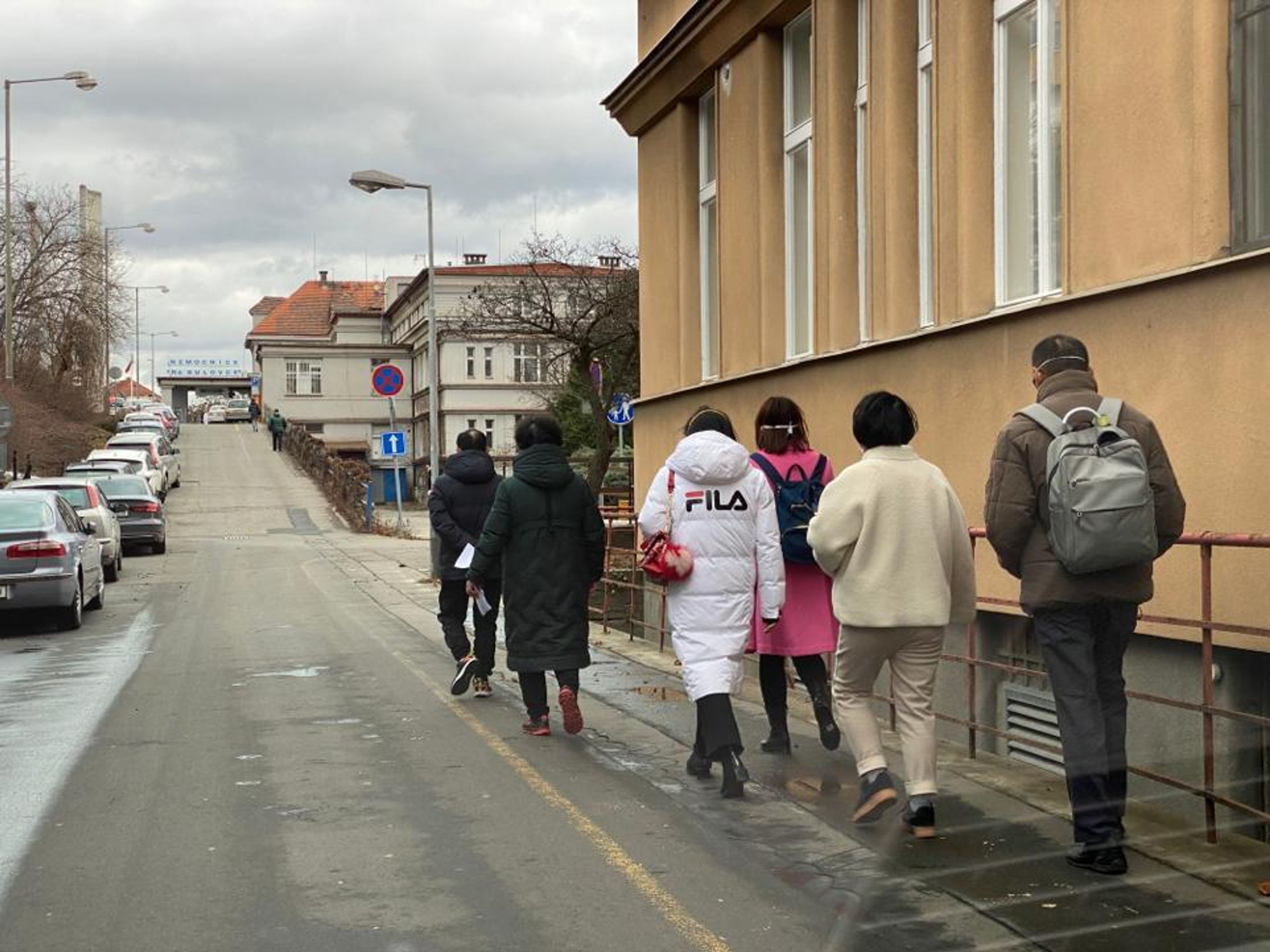 Skupina čínských turistů opustila nemocnici Na Bulovce - 1 - GALERIE: Skupina čínských turistů opustila nemocnici Na Bulovce (1/6)