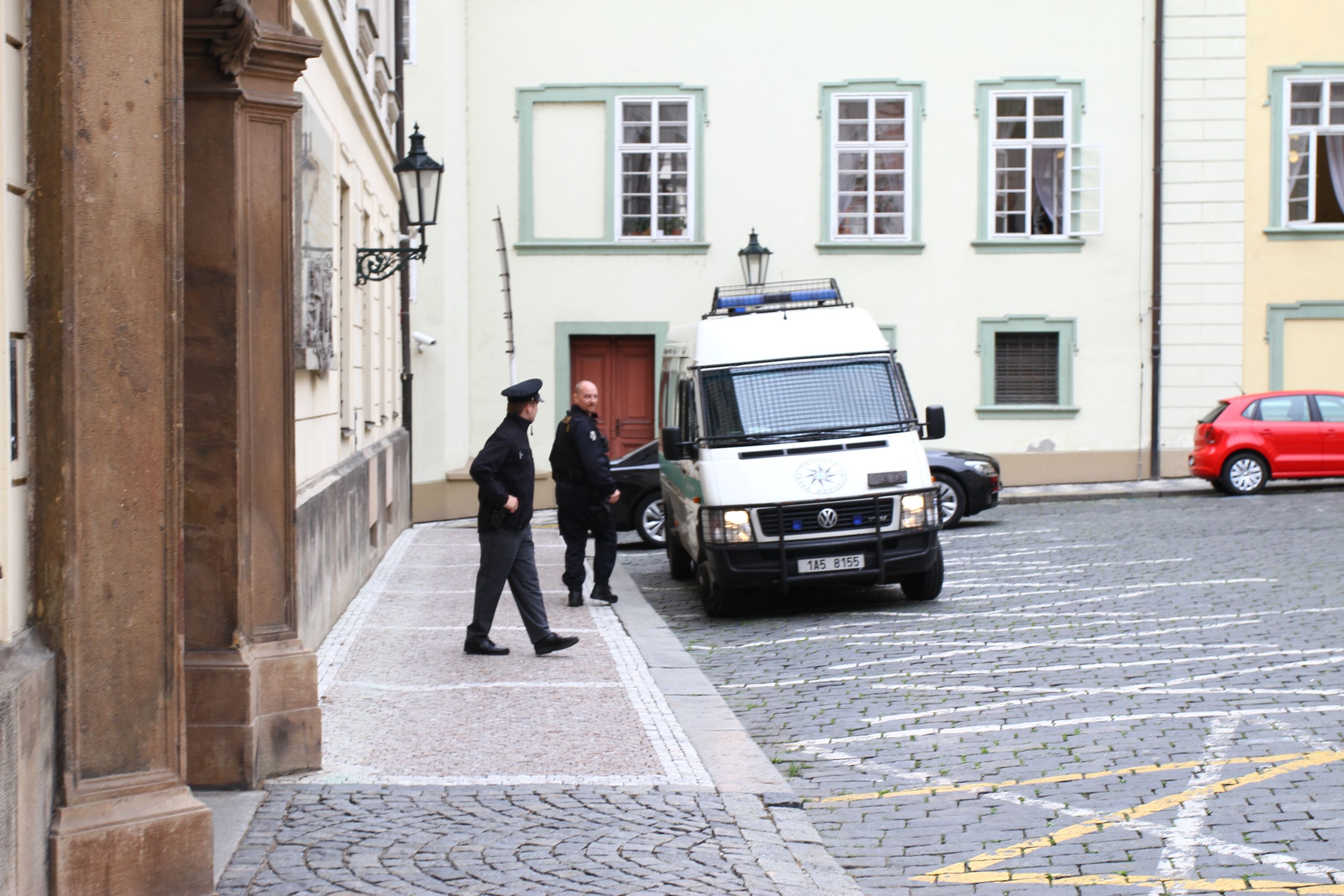 Rath - přípravy - 10 - Policejní přípravy u dolního vjezdu do areálu Poslanecké sněmovny (10/10)