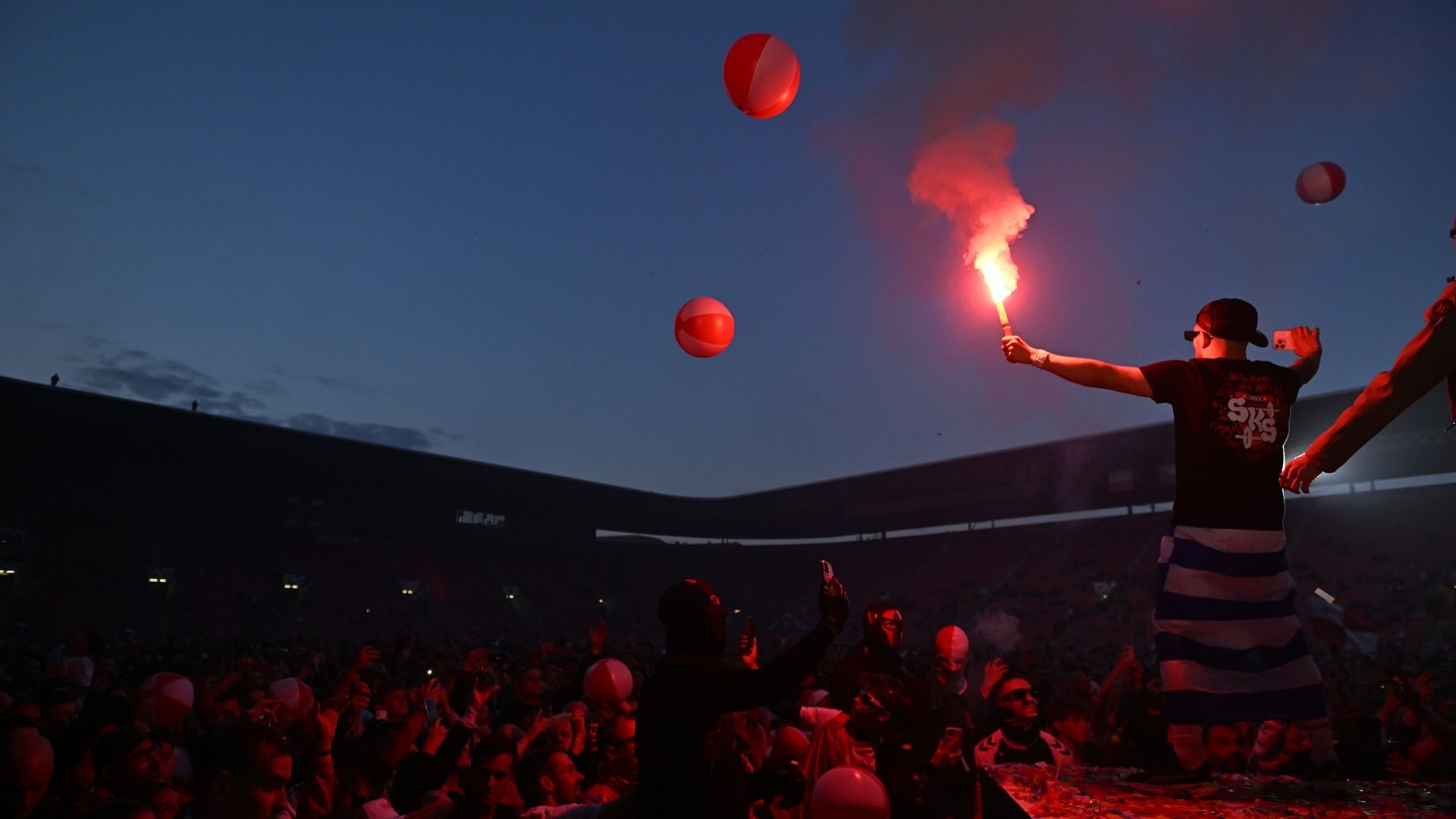 Nechyběla ani pyrotechnika, s níž na pódiu slavil Christos Zafeiris - Slavia v Edenu slavila zisk titulu (5/6)