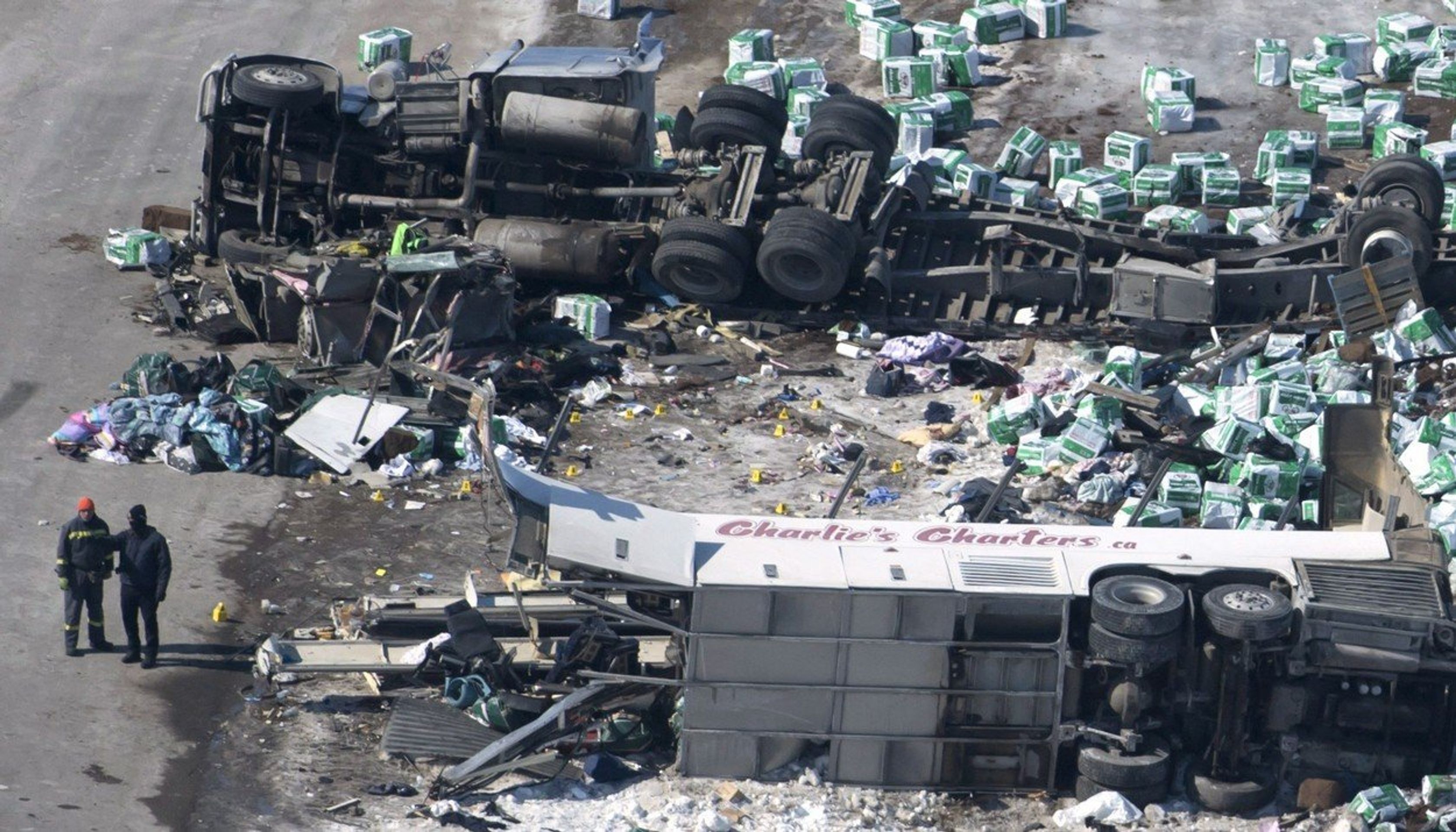 Toto je místo nehody, kde se autobus střetl s kamionem. - GALRIE: Město Humboldt po tragické nehodě hokejistů Broncos (7/11)