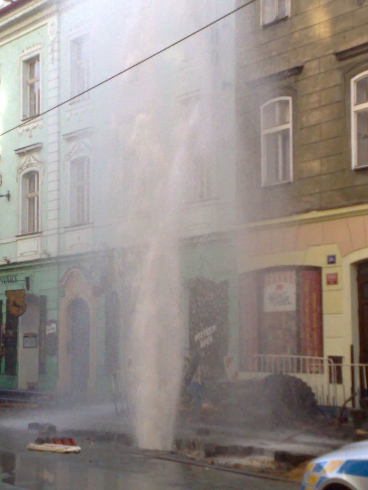 Překopnutý hydrant v Myslíkově ulici-4 - GALERIE: Překopnutý vodovod (3/10)