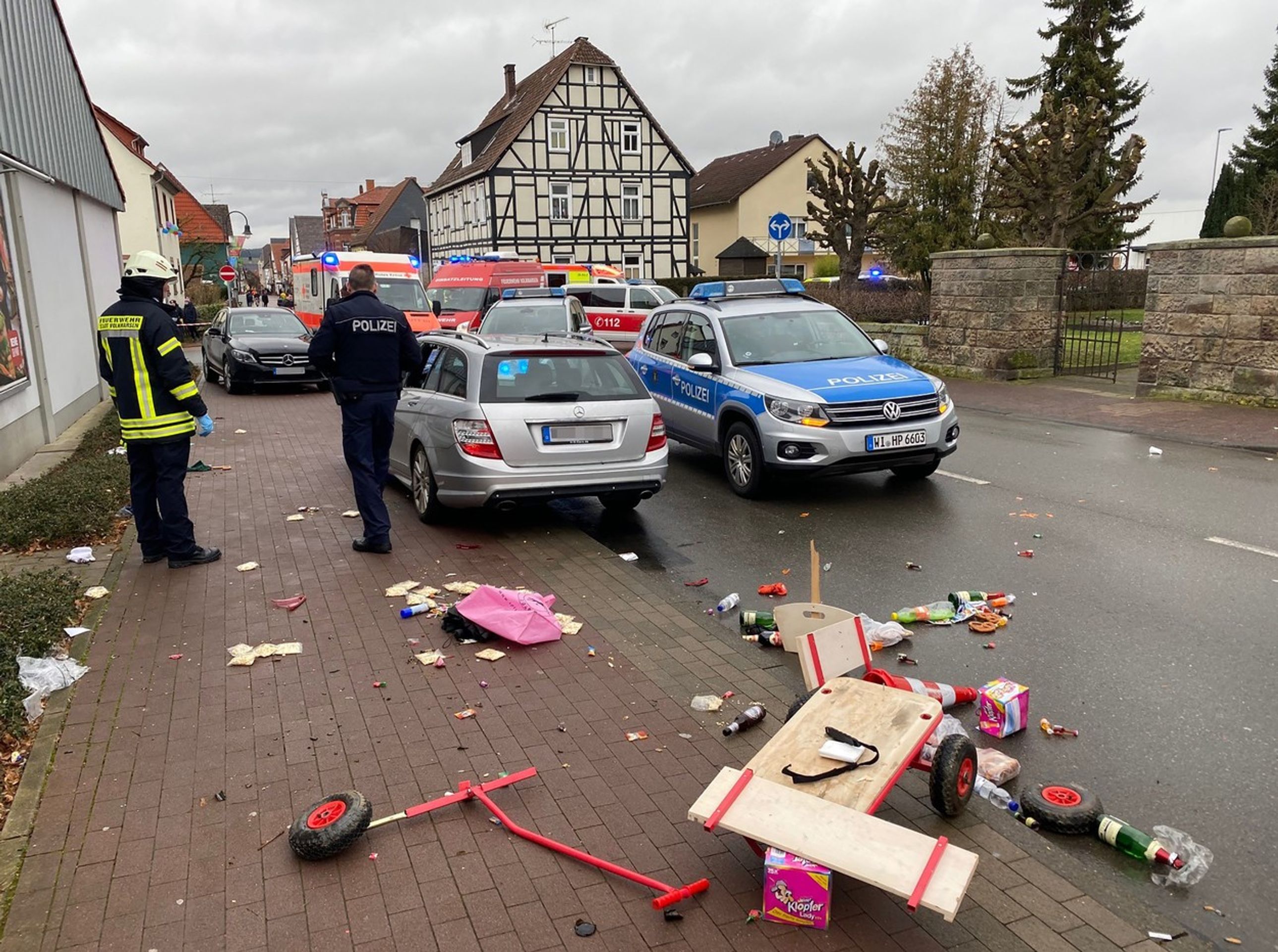 V Německu najelo auto do masopustního průvodu - GALERIE: V Německu najelo auto do masopustního průvodu (3/4)