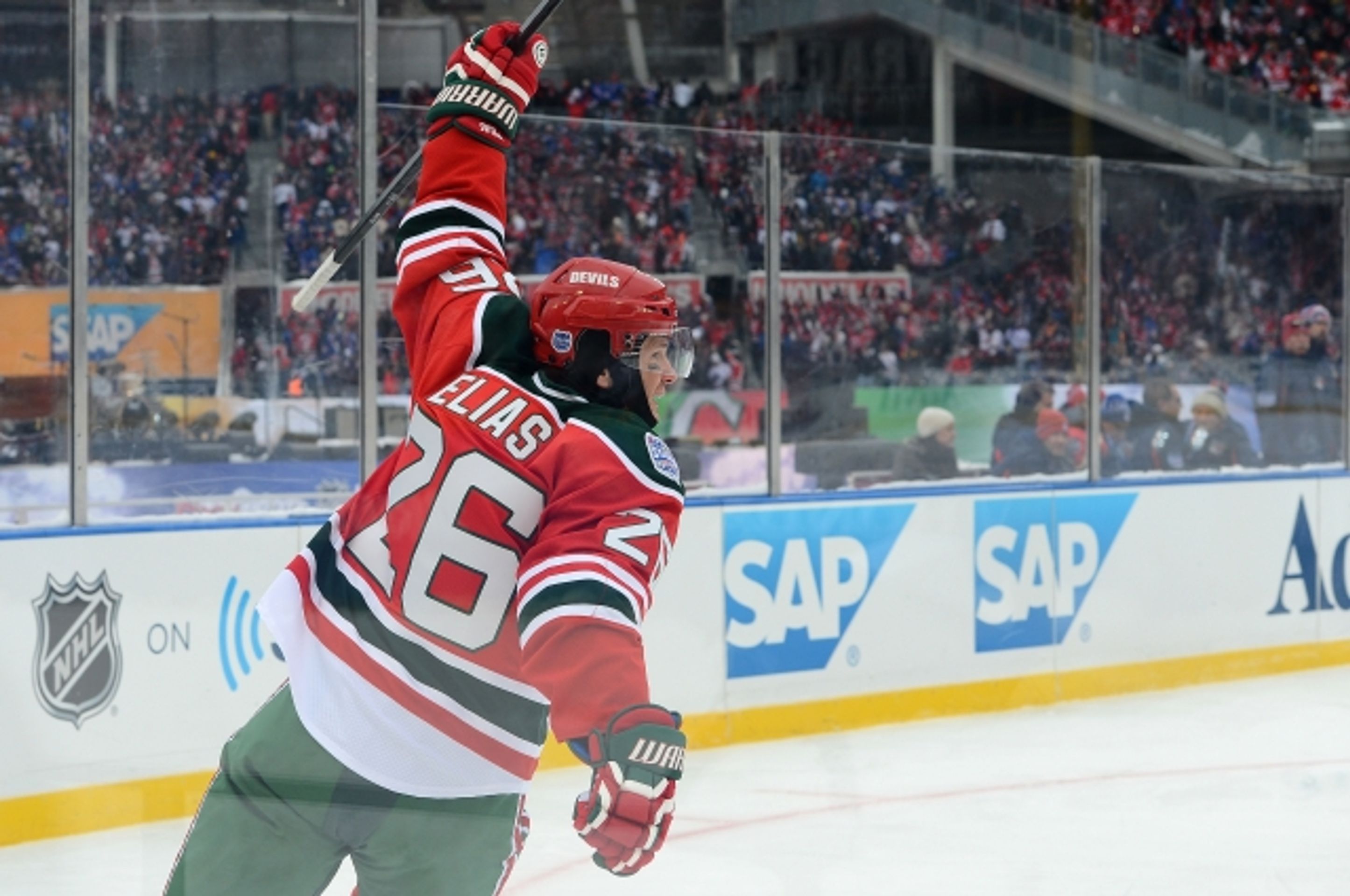 Patrik Eliáš - GALERIE: NHL na stadionu Yankees: Devils - Rangers (2/22)