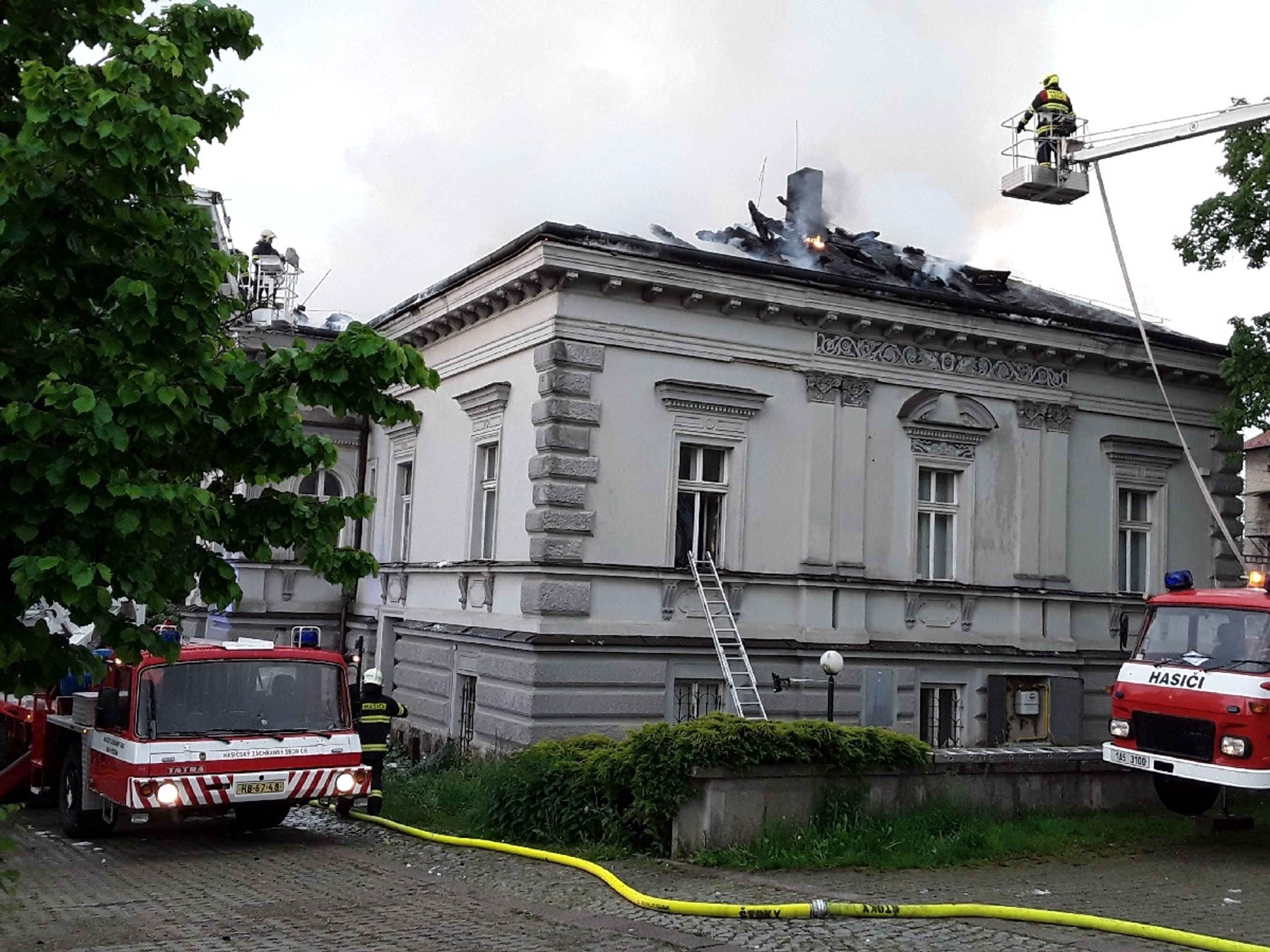 Požár v Havlíčkově Brodě - 4 - GALERIE: Noční požár domu v Havíčkově Brodě (1/4)