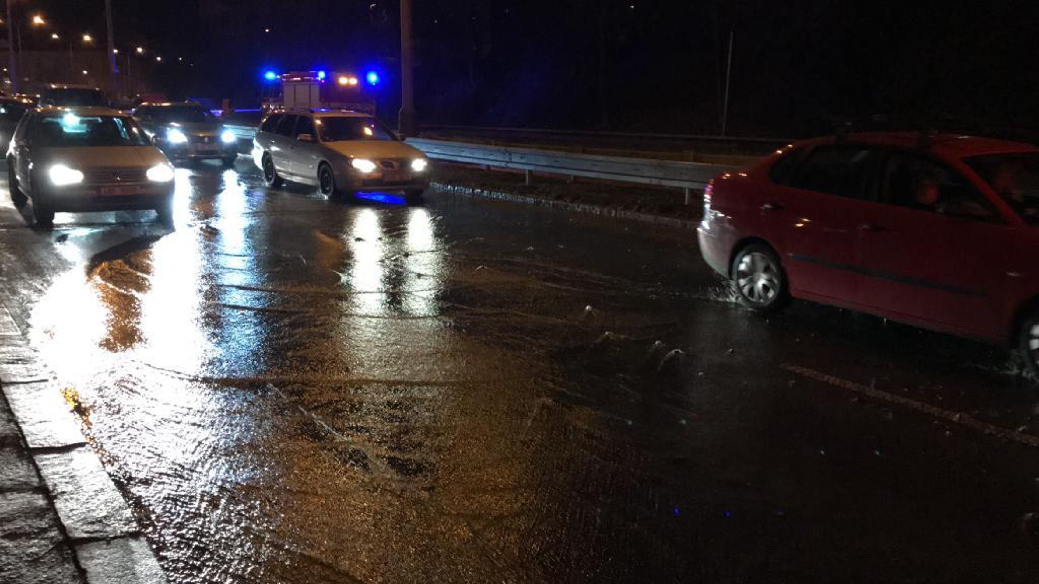 Pražská laguna - 2 - GALERIE: Prasklé potrubí v ulici Spojovací (12/13)