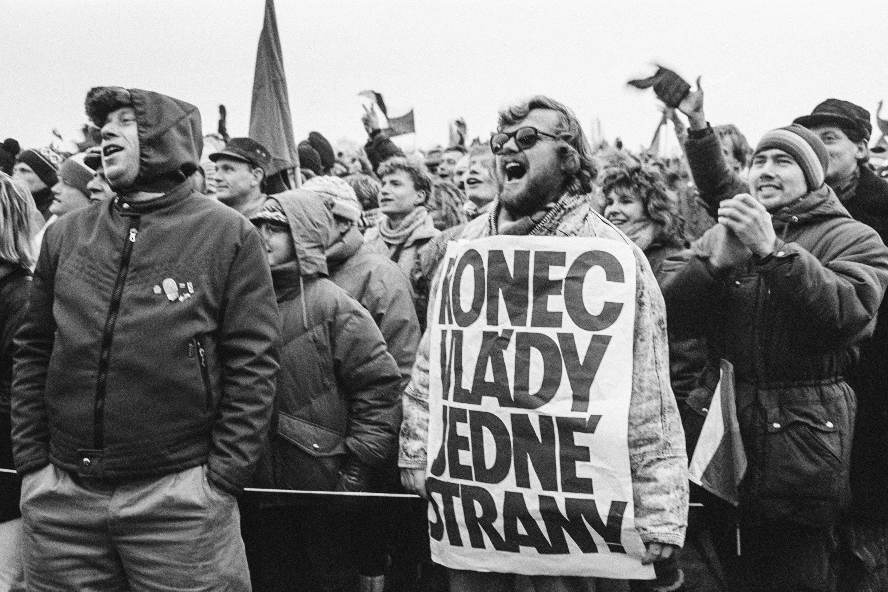 Historické fotografie z revolučního roku 1989 - 4 - GALERIE: Historické fotografie z revolučního roku 1989 (4/20)
