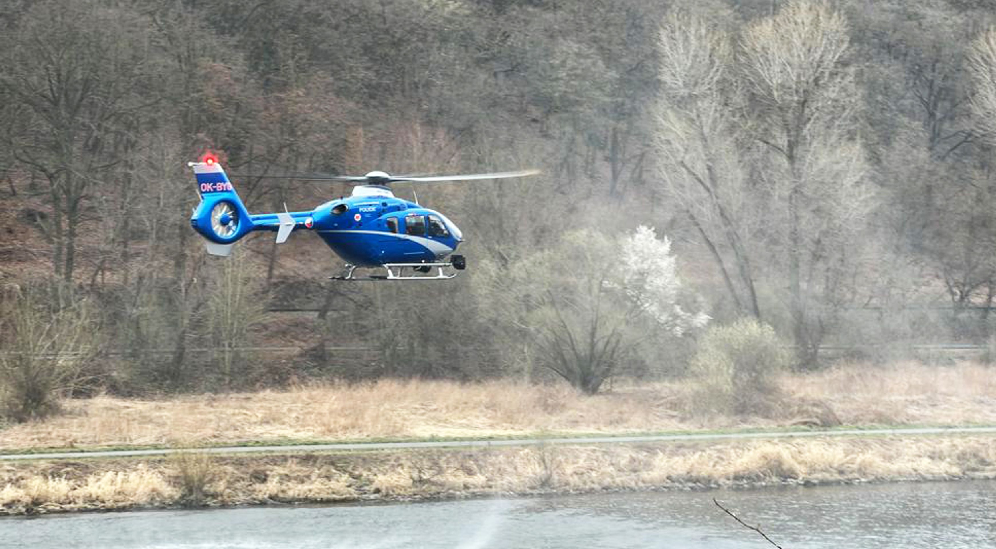 Policie při pátrání po útočníkovi z odborného učiliště v Michli (1) - Útok mačetou na středním učilišti v Michli (2/15)