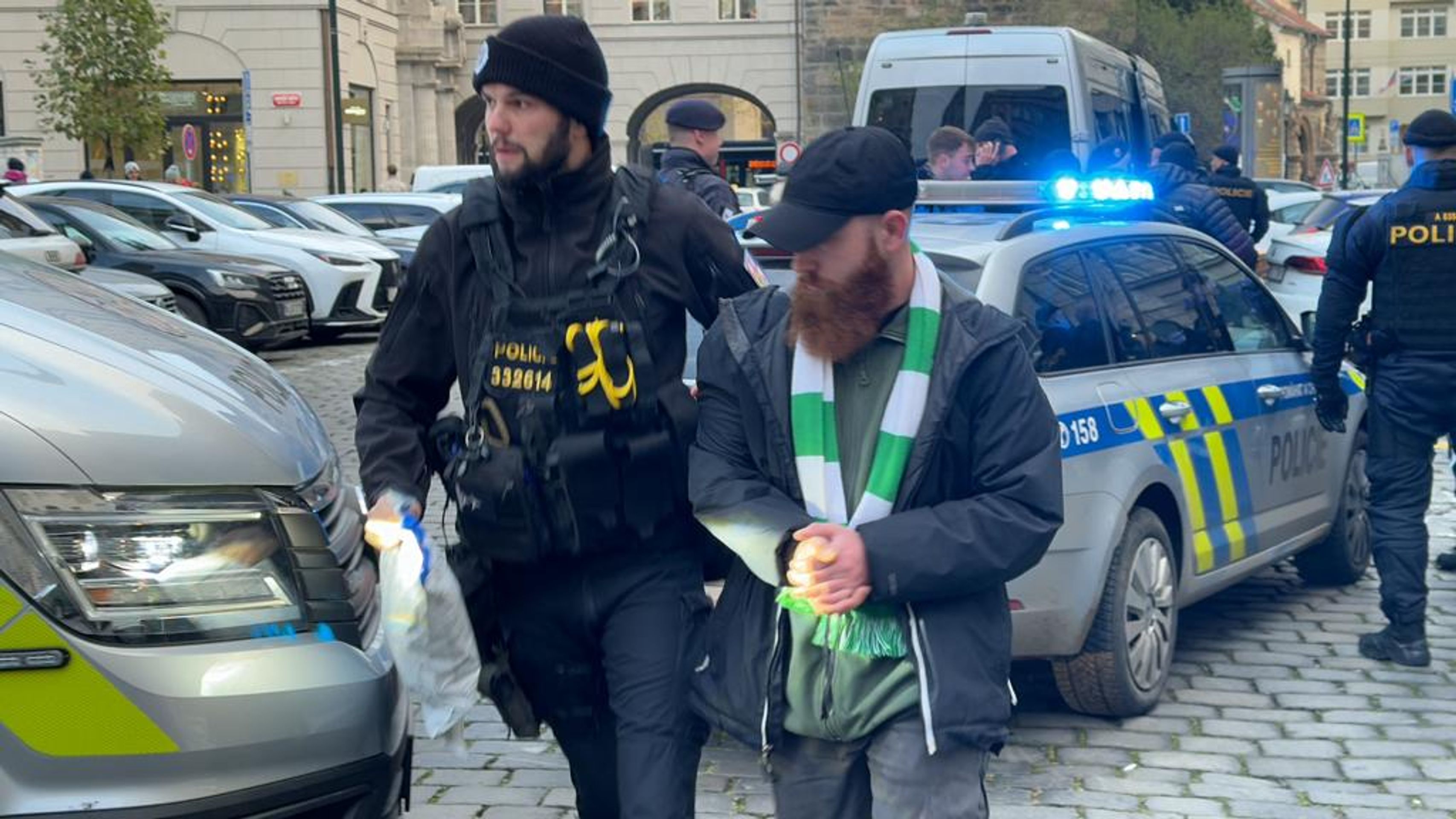 Zadržení agresivních fanoušků (3) - Zadržení agresivních fanoušků (5/19)