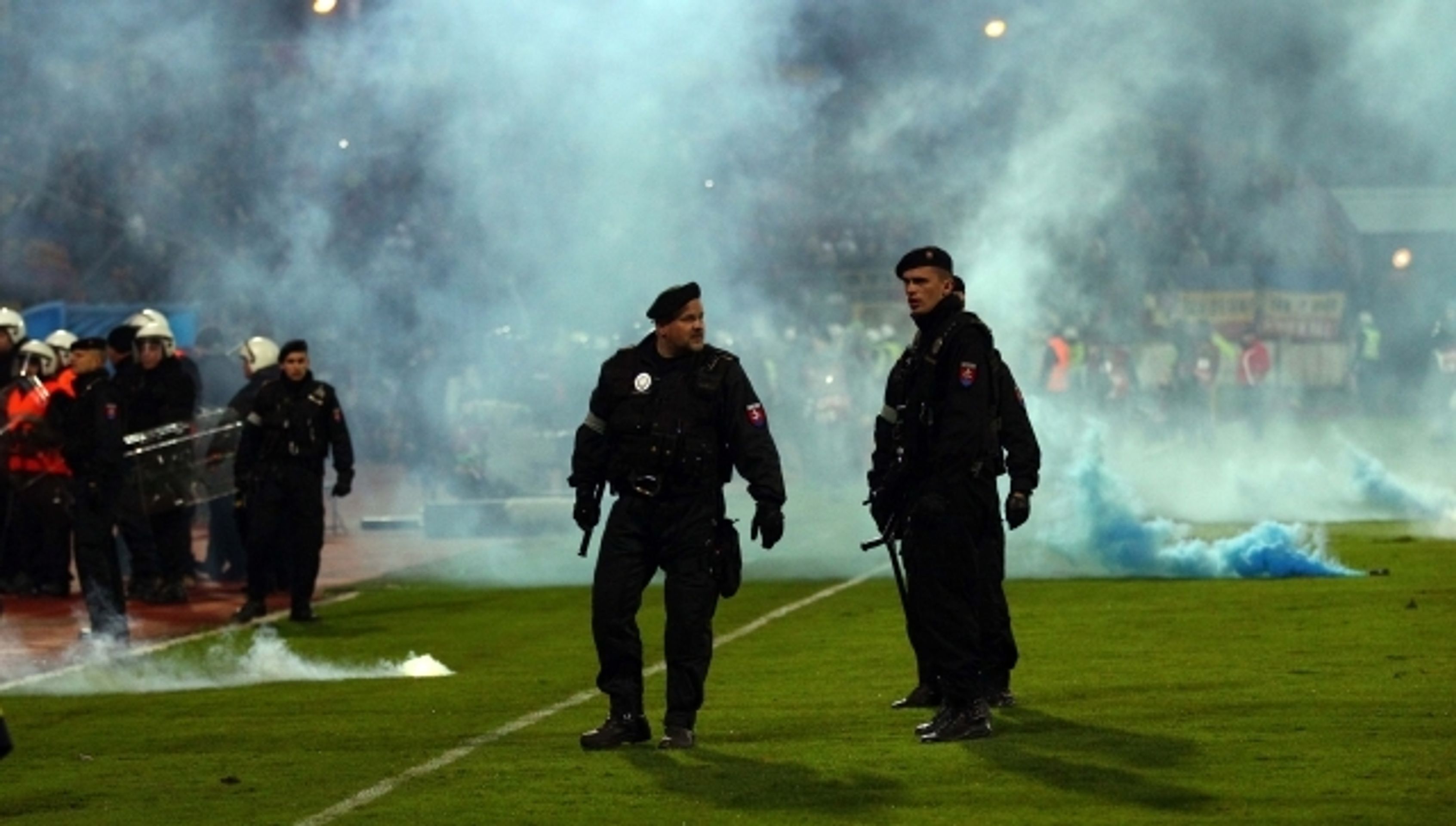 Řádění chuligánů na zápase Slovan - Sparta - 10 - GALERIE: Řádění chuligánů na zápase Slovan - Sparta (10/10)
