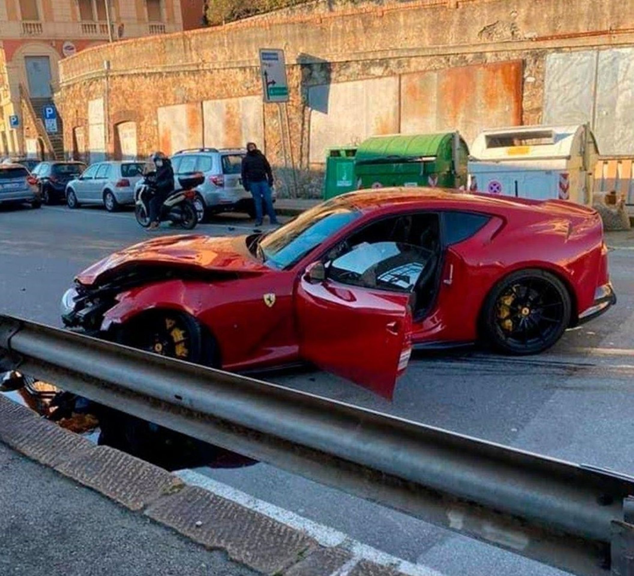 Fotbalový brankář má po návštěvě myčky zničené auto - GALERIE: Brankář reprezentace poslal Ferrari do myčky, pracovníci auto zničili (2/3)
