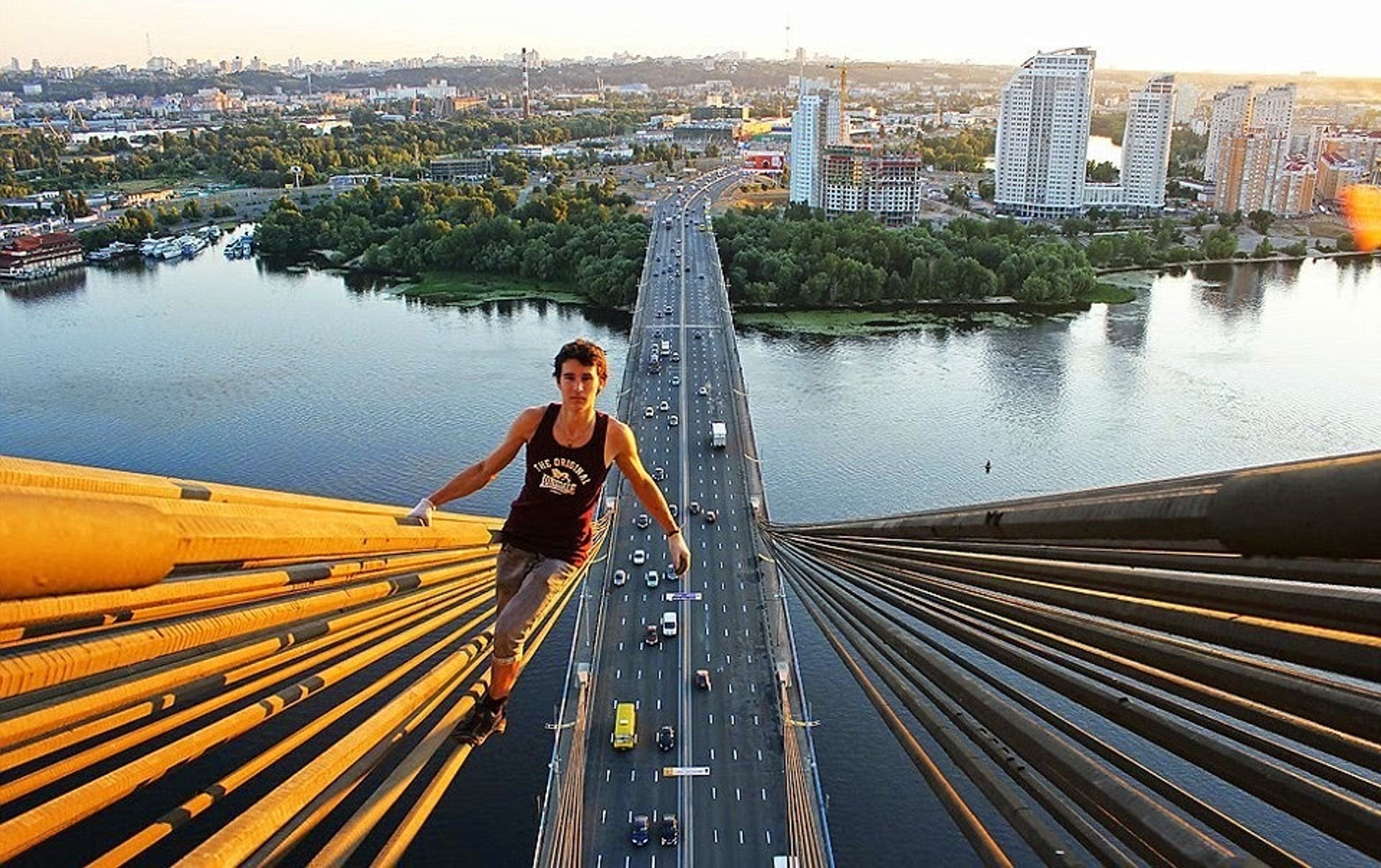 Fotky na nebezpečných místech - 16 - GALERIE: Život ohrožující fotografie (8/12)